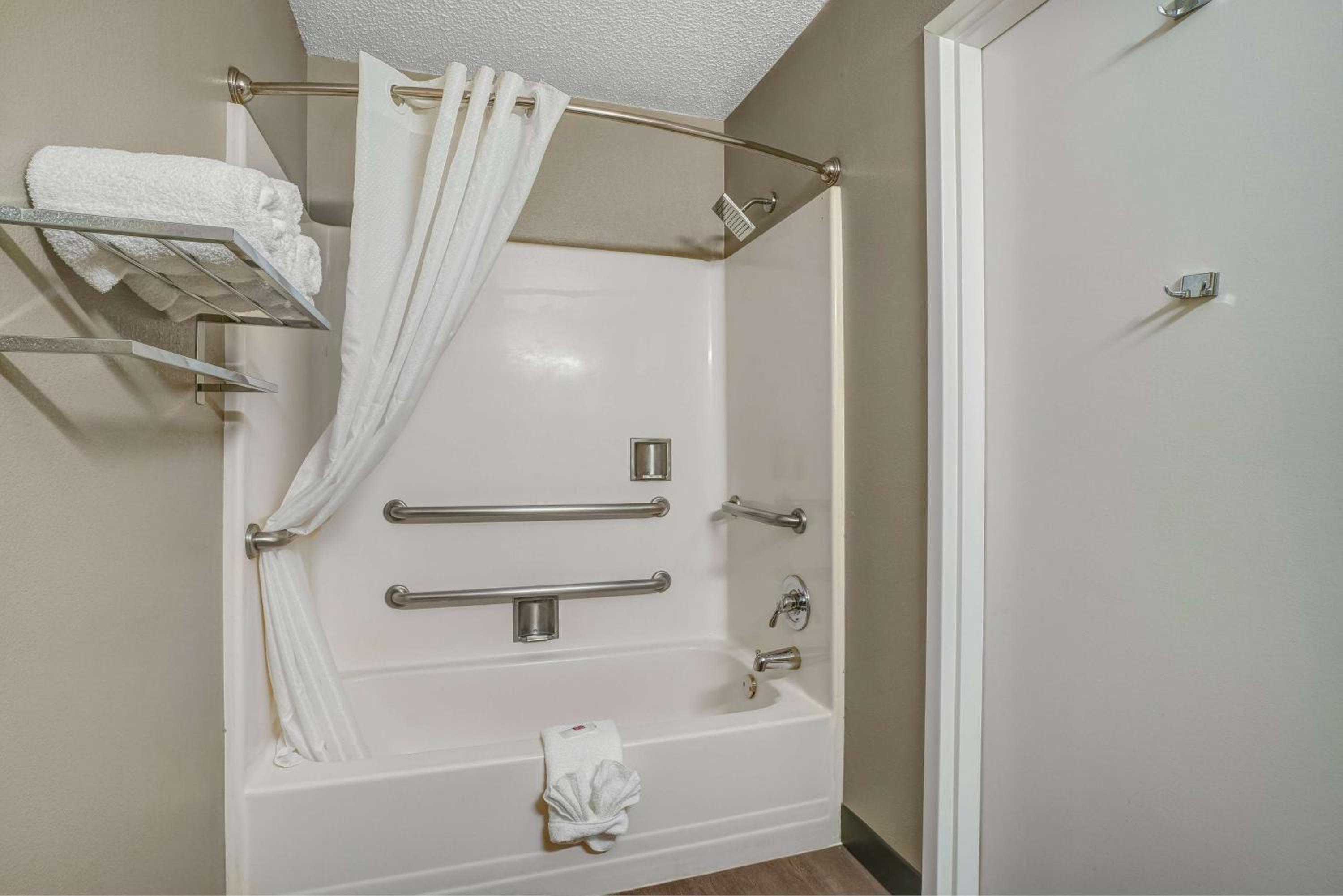 Queen Room - Disability Access - Non-Smoking - Photo 2