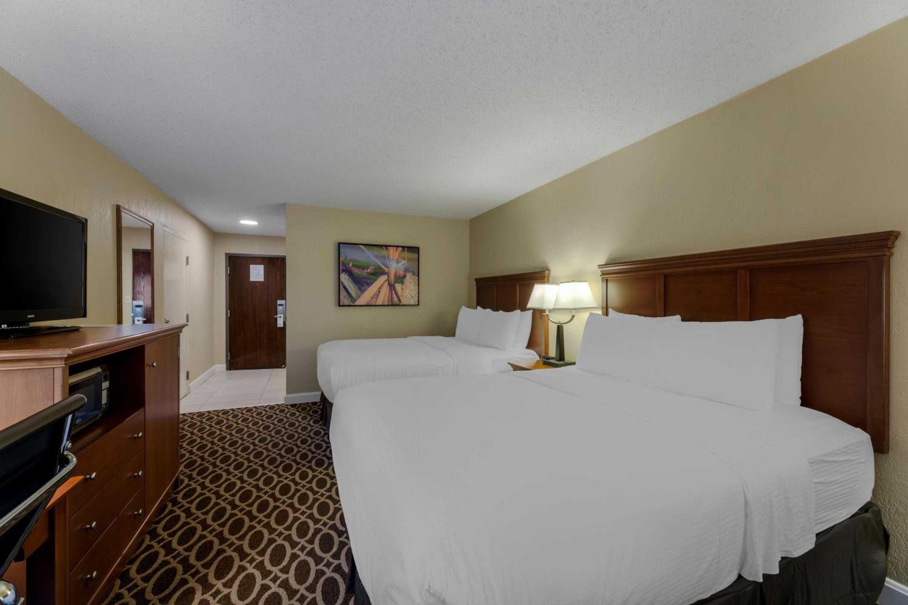 Queen Room with Two Queen Beds - Photo 3