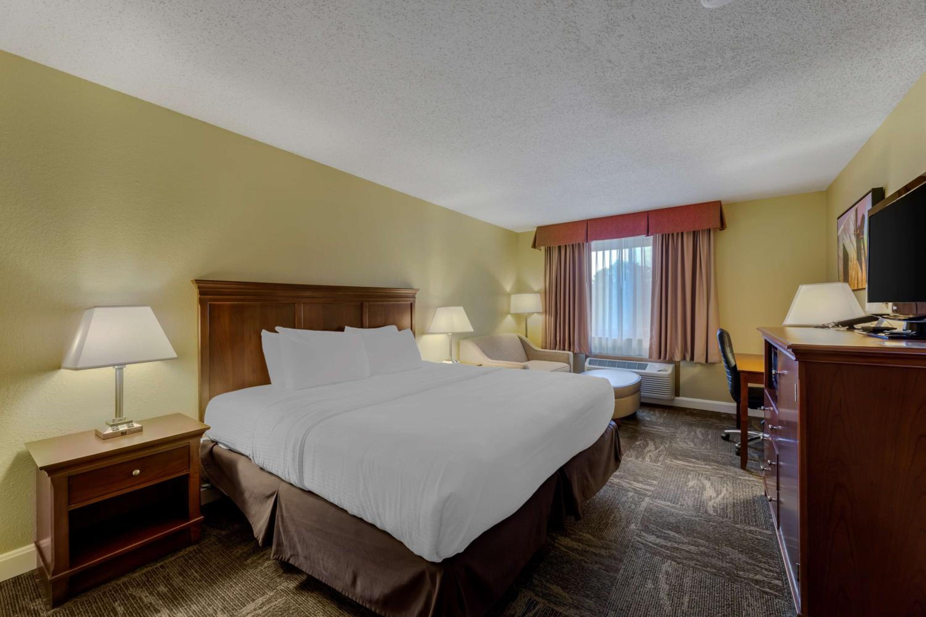 King Room with Sofa Bed - Non Smoking - Photo 1