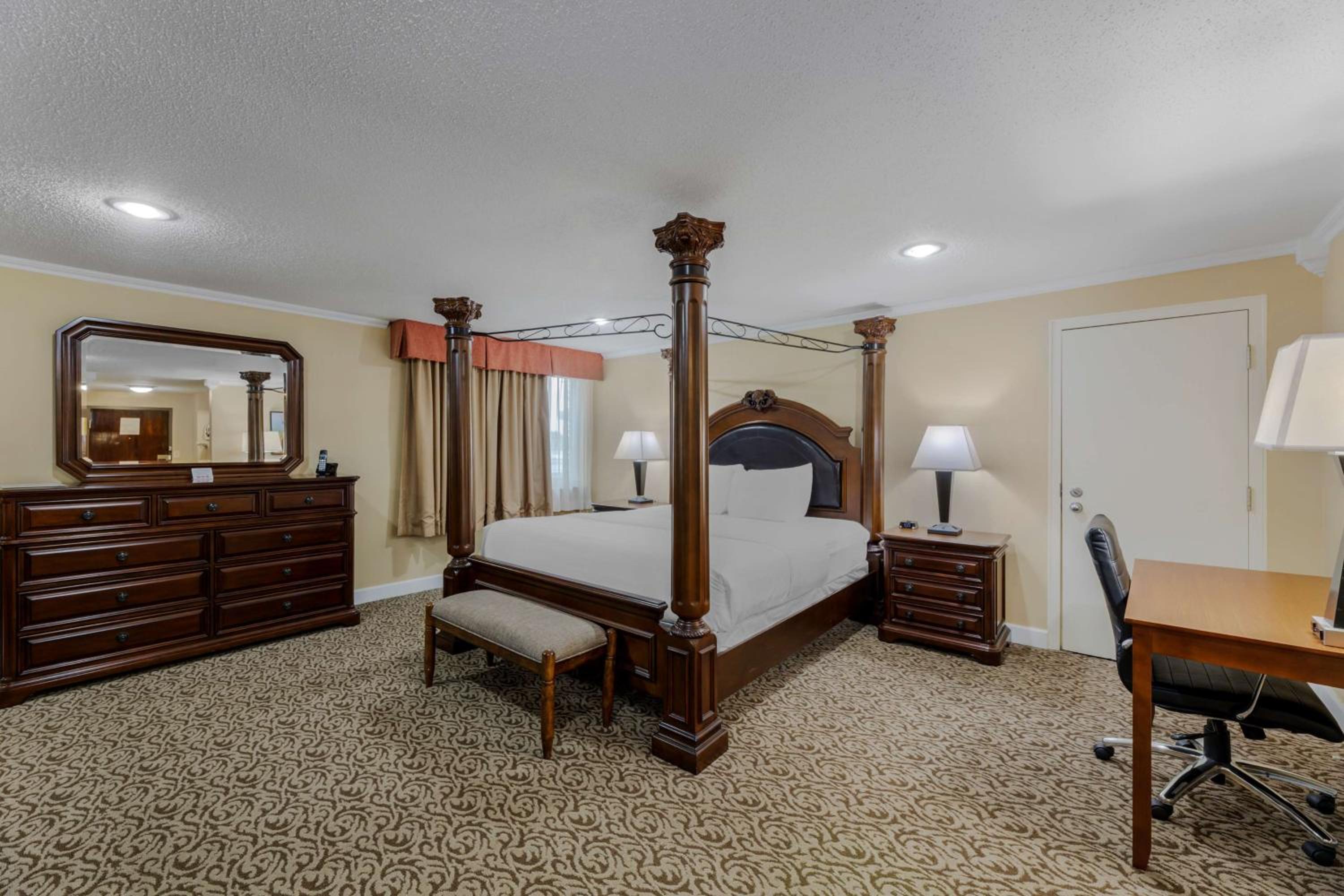 Executive King Suite with Sofa Bed - Photo 1