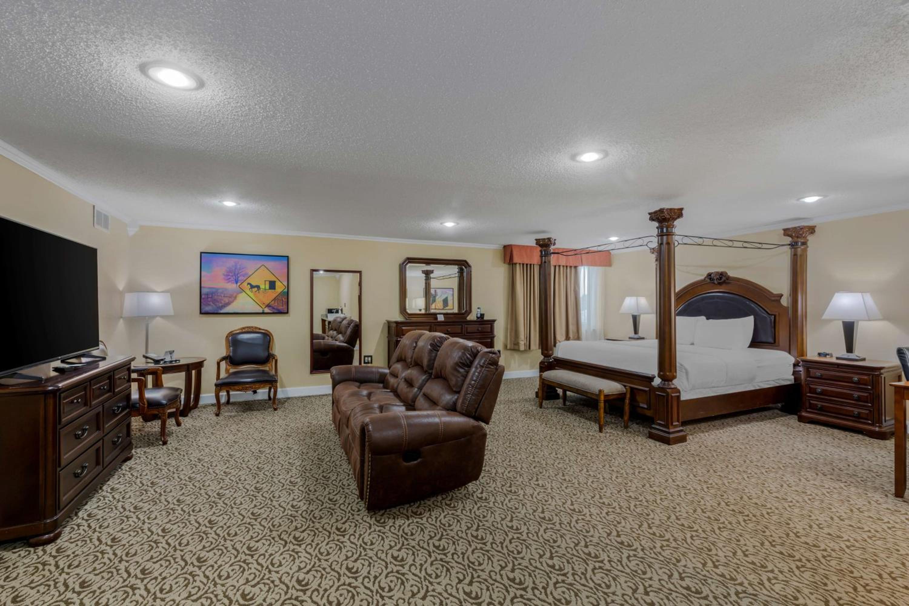 King Suite with Sofa Bed and Whirlpool - Photo 3