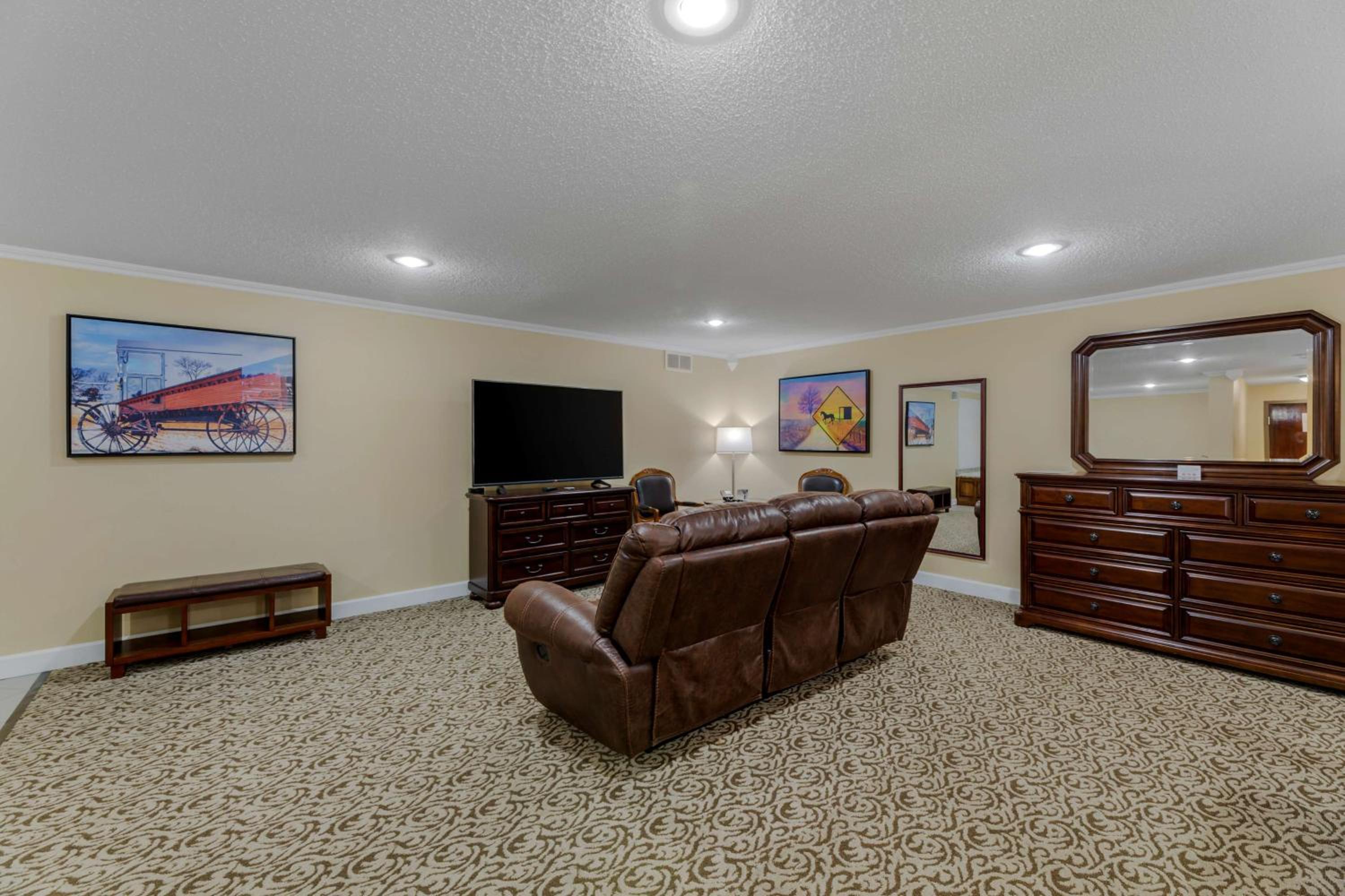 Executive King Suite with Sofa Bed - Photo 2