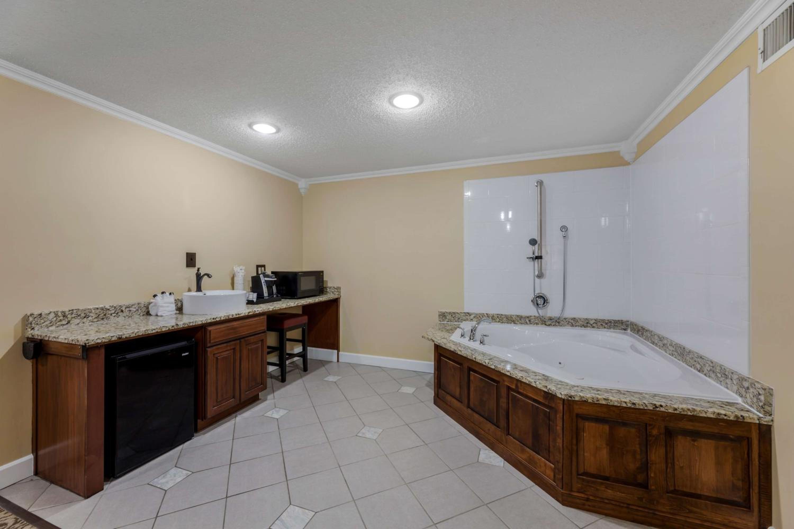 King Suite with Sofa Bed and Whirlpool - Photo 2