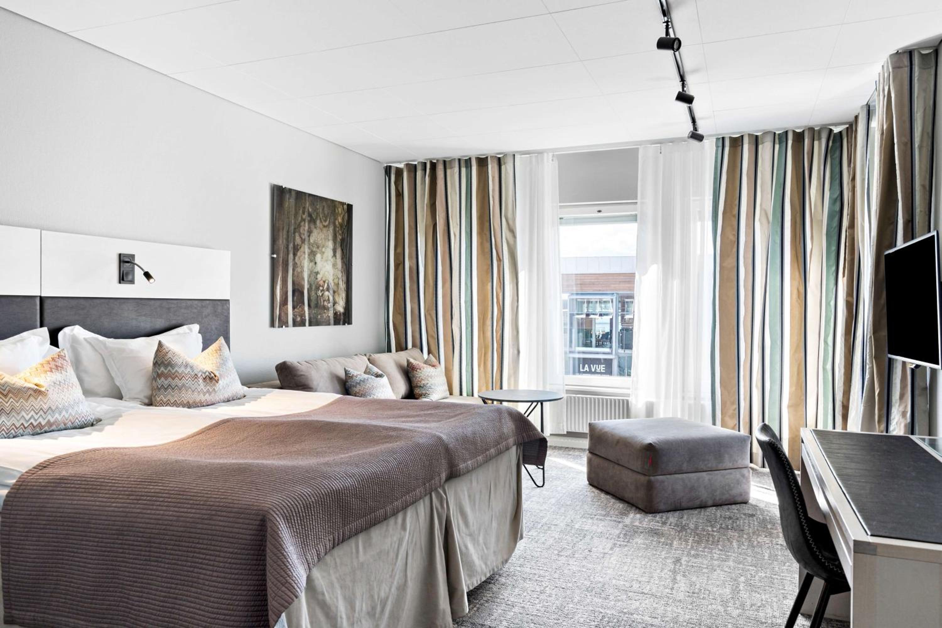 Business Twin Room with Sofa Bed - Non-Smoking