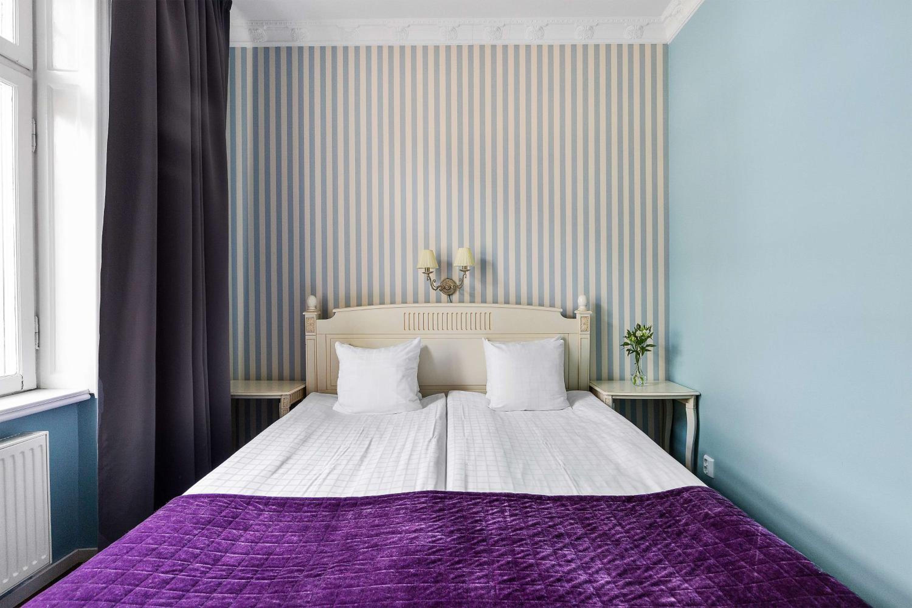 Small Queen Room - Photo 1