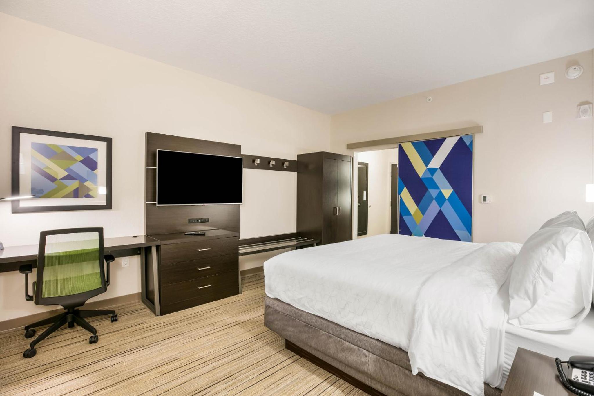 Standard King Room with Accessible Tub - Mobility Access photo 3