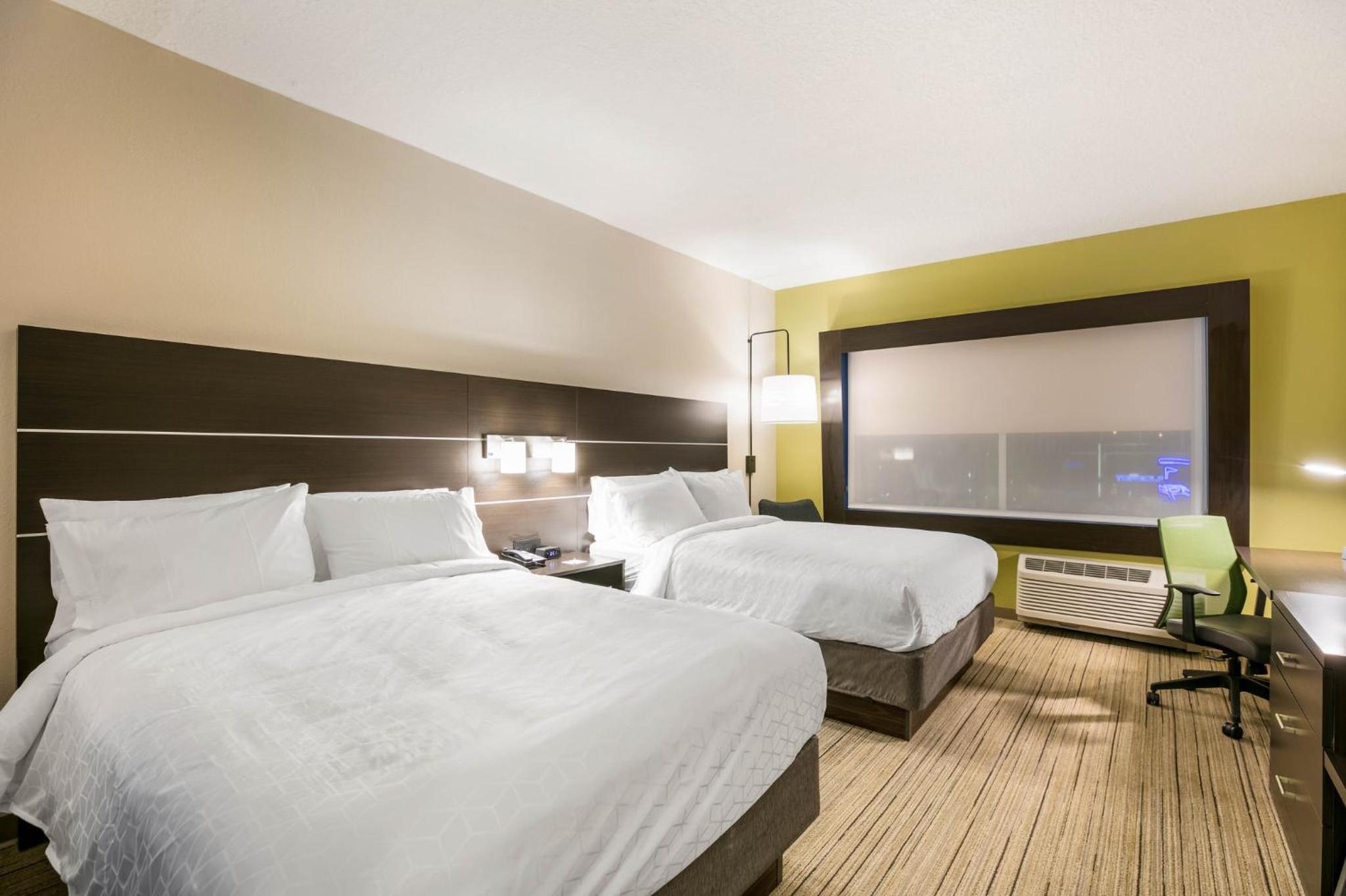 Standard Queen Room with Two Queen Beds photo 3