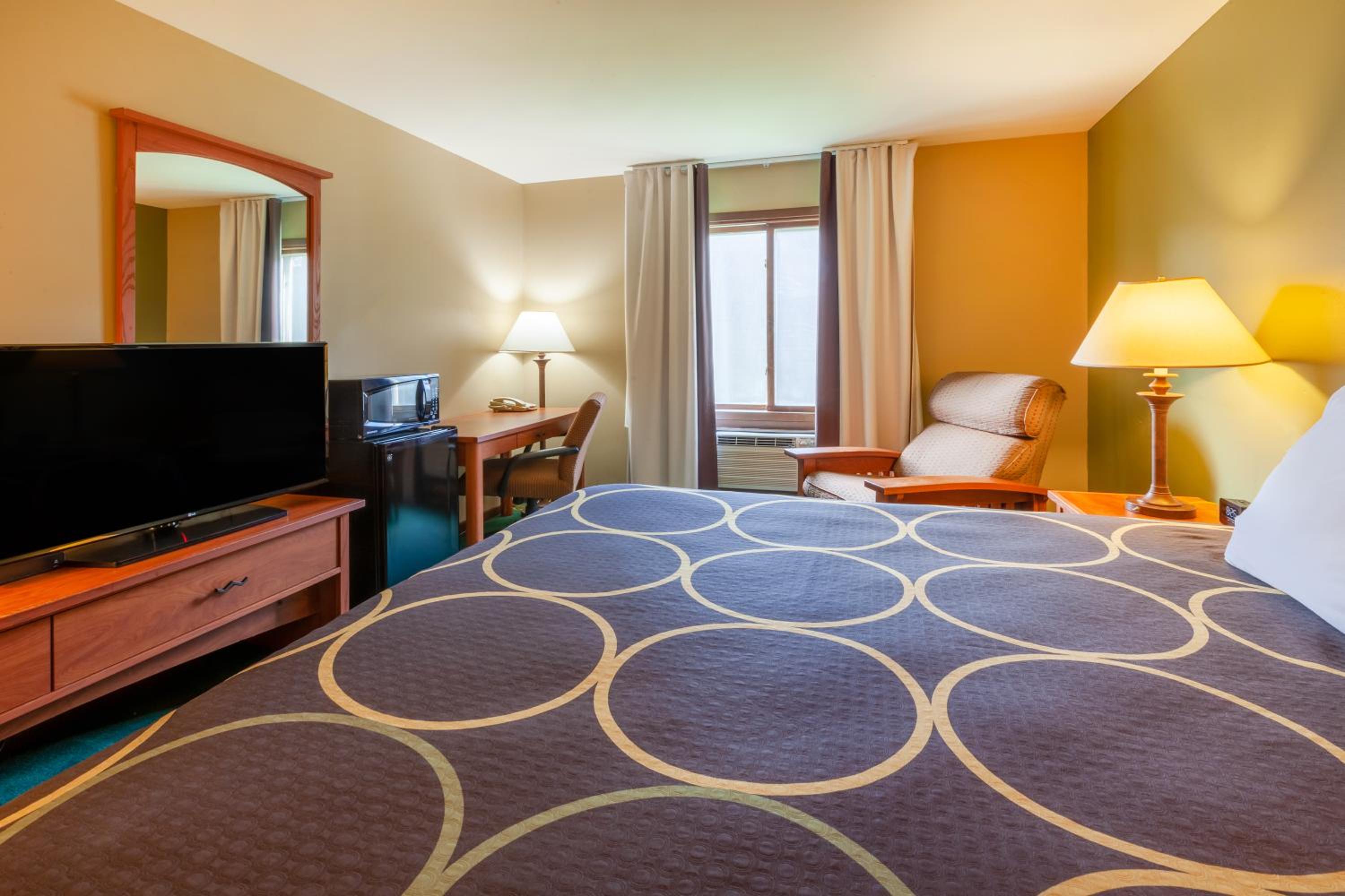 1 King Bed, Mobility Accessible Room, Bathtub W/ Grab Bars, Non-Smoking - Photo 2