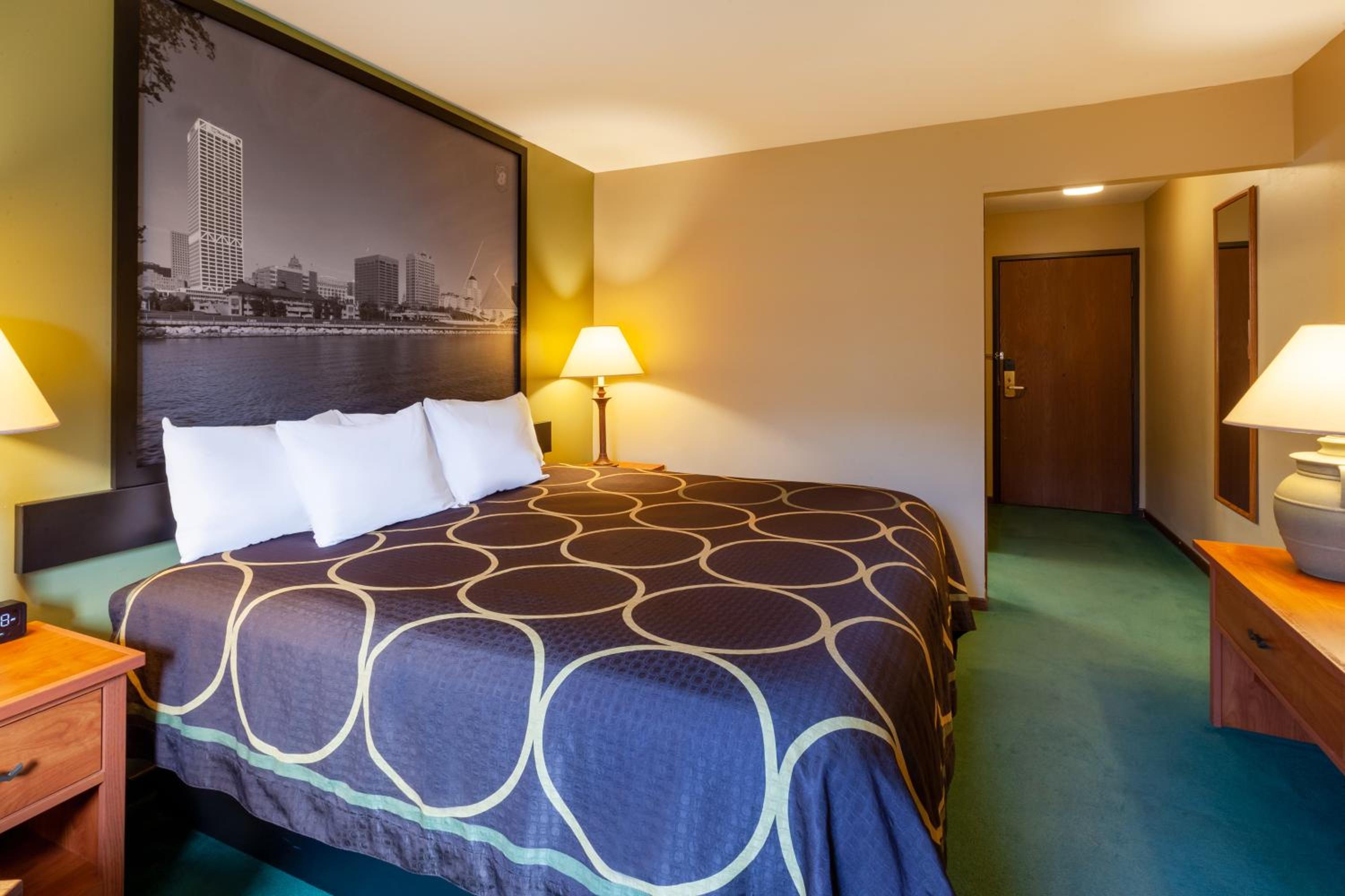 1 King Bed, Mobility Accessible Room, Bathtub W/ Grab Bars, Non-Smoking - Photo 3