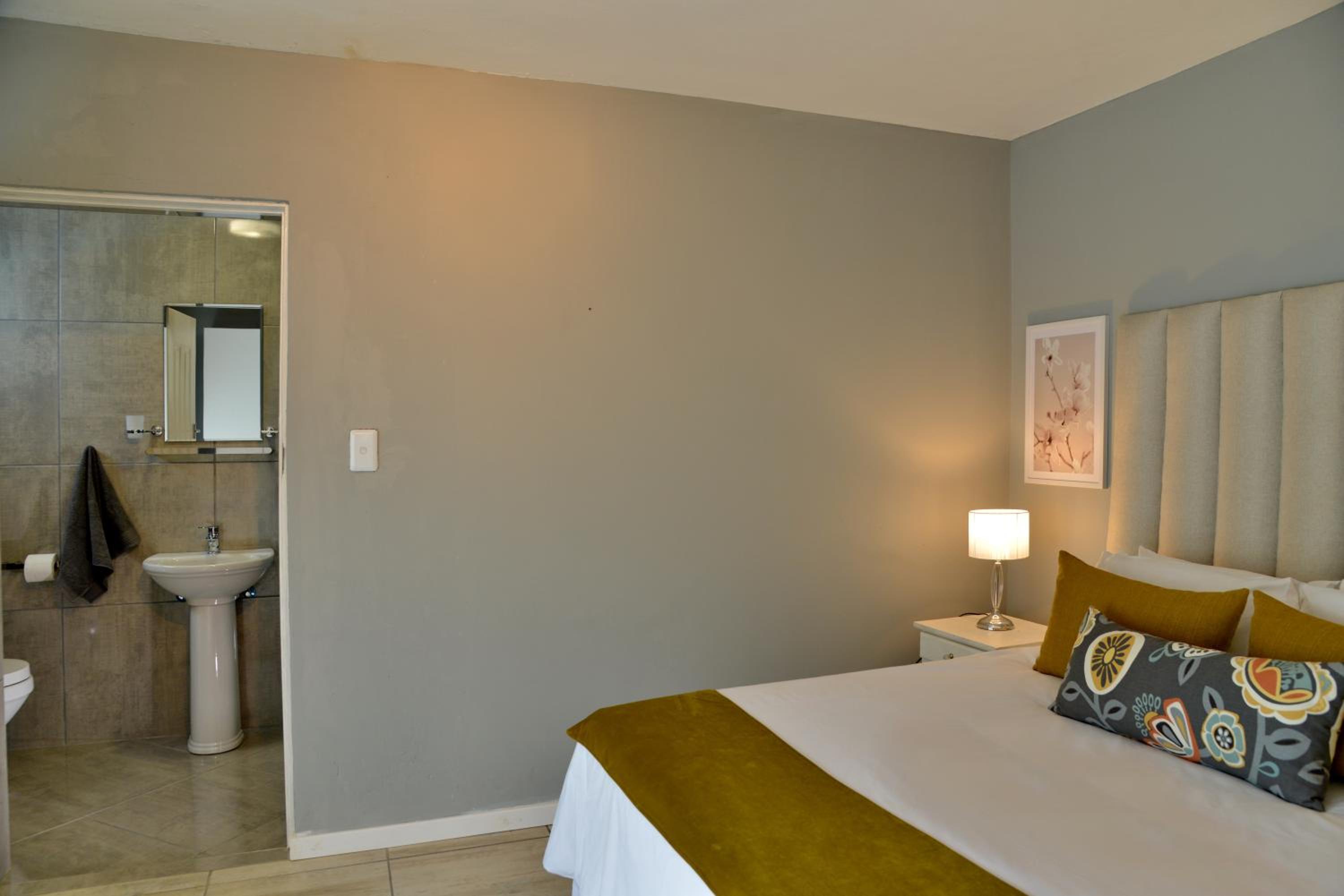 Standard Queen Room - Photo 1