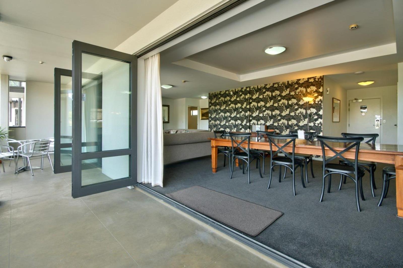 Executive Three-Bedroom Two-Bathroom Apartment with Access To Courtyard photo 3