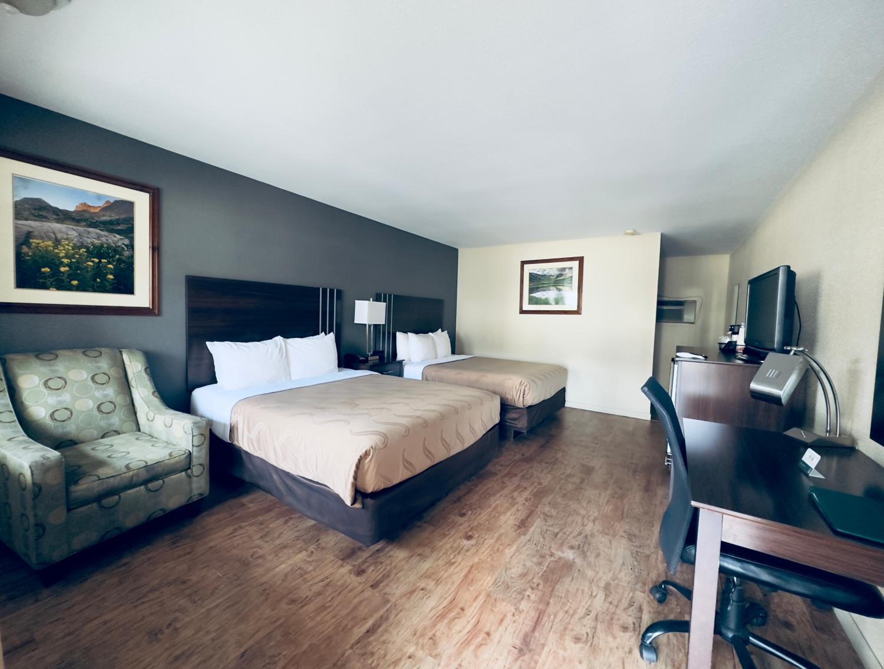 Standard Queen Room with Two Queen Beds photo 3