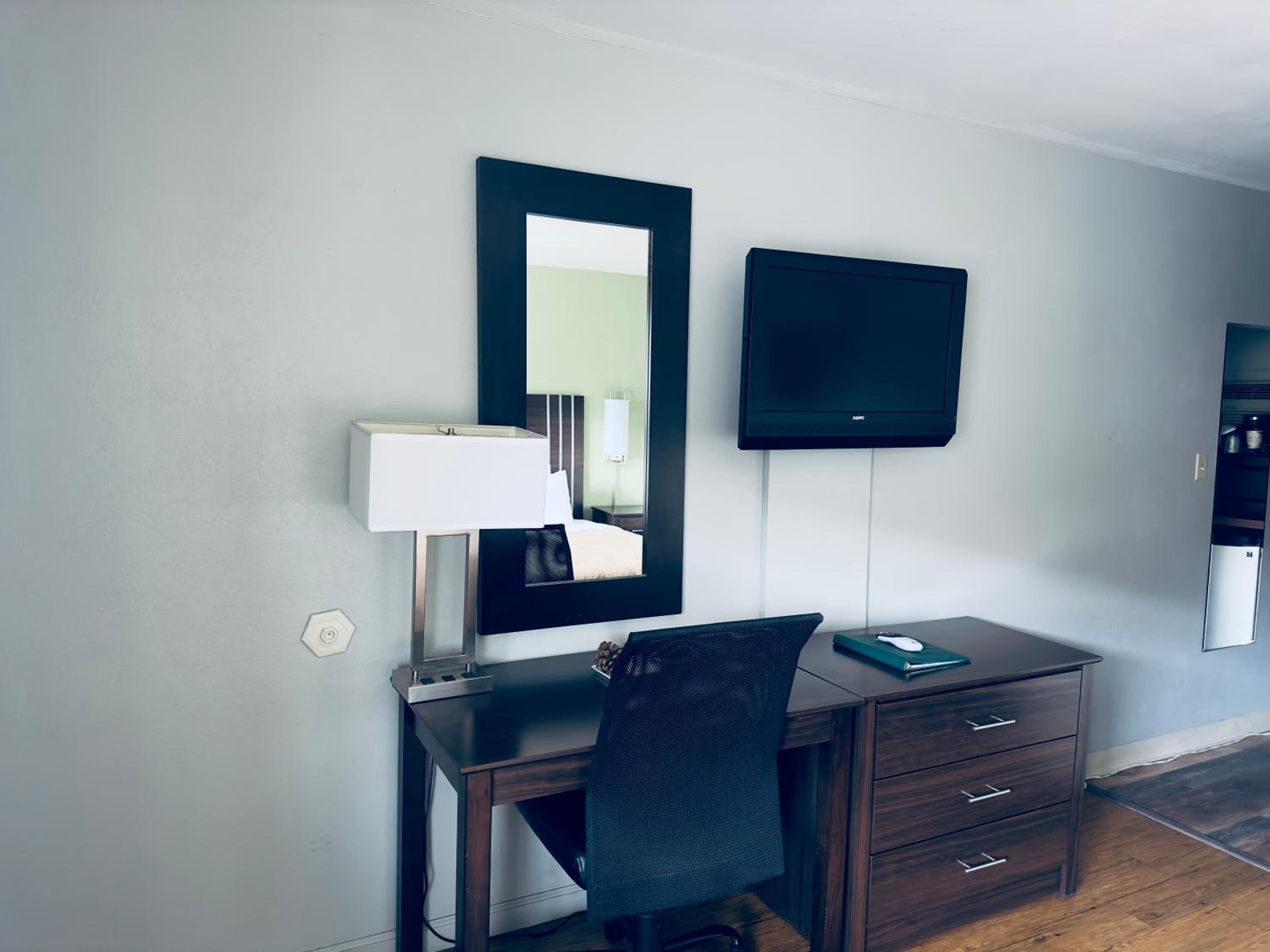 Queen Room - Non-Smoking/Pet Friendly photo 2