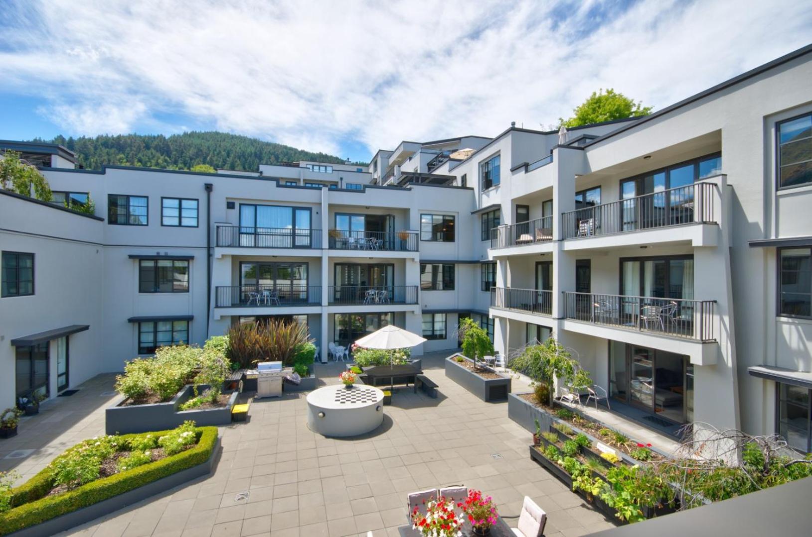 Two-Bedroom Apartment with Courtyard photo 2