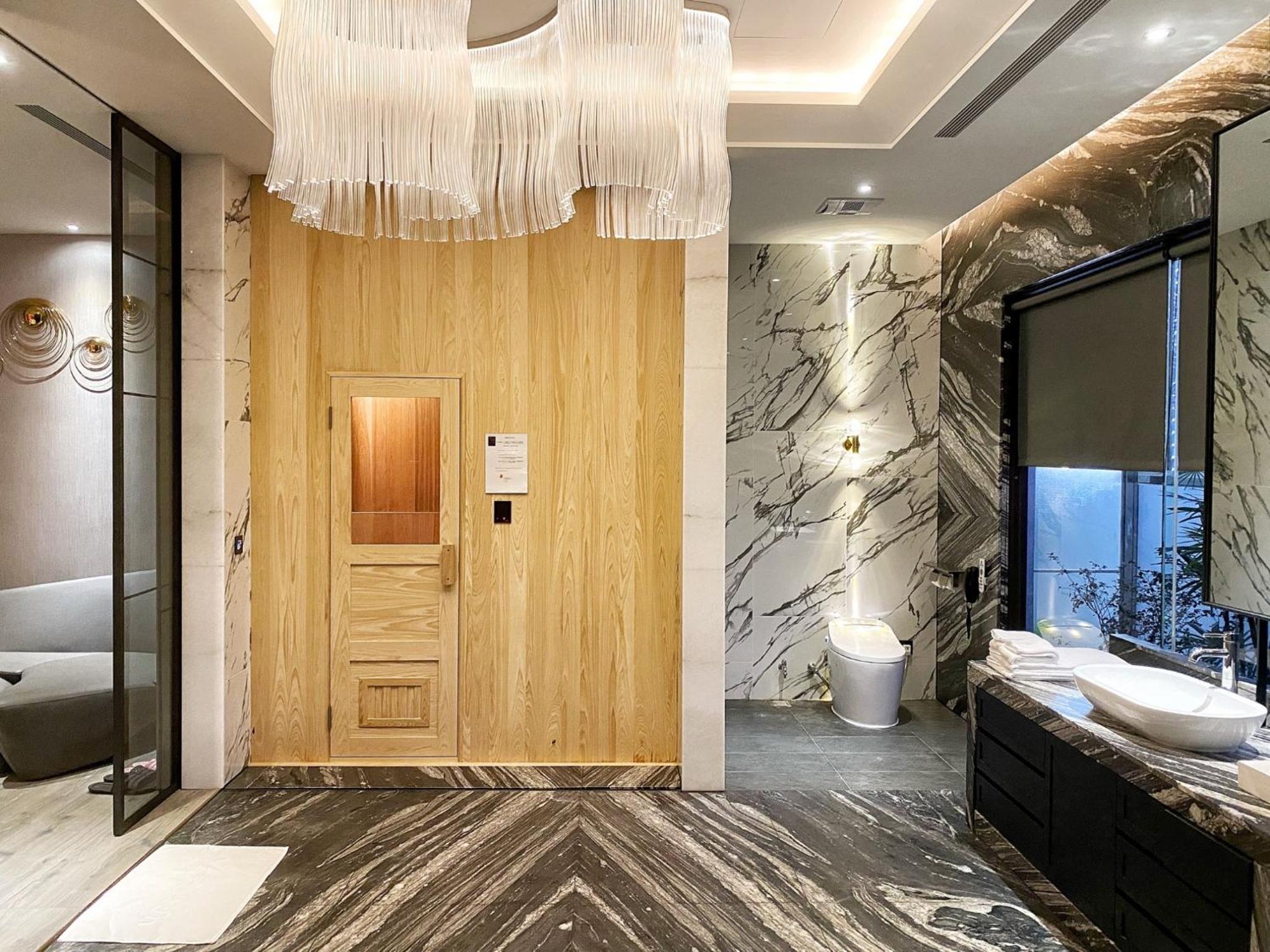 Deluxe King Room - Photo 2