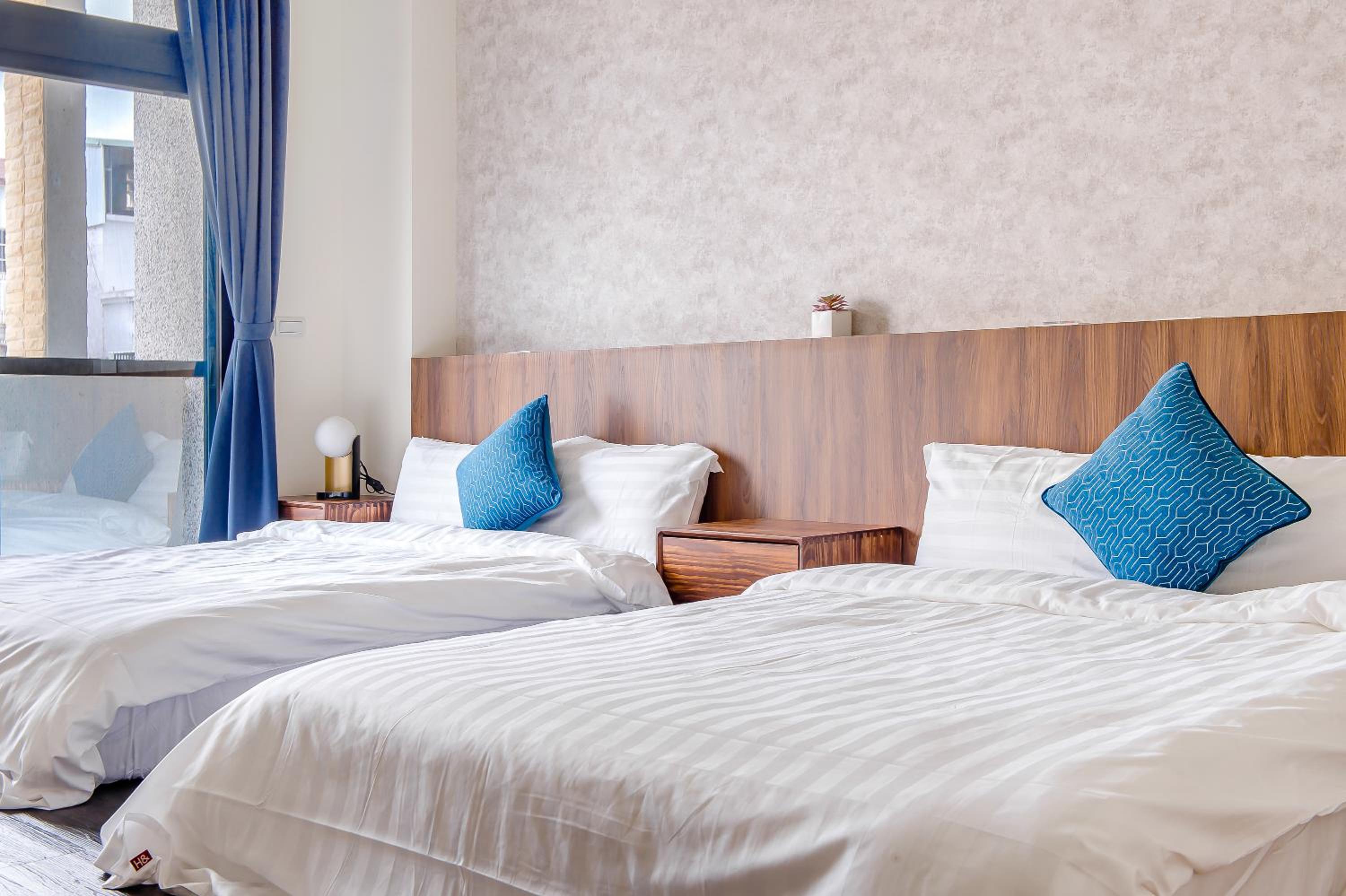 Superior Twin Room with Balcony - Photo 8