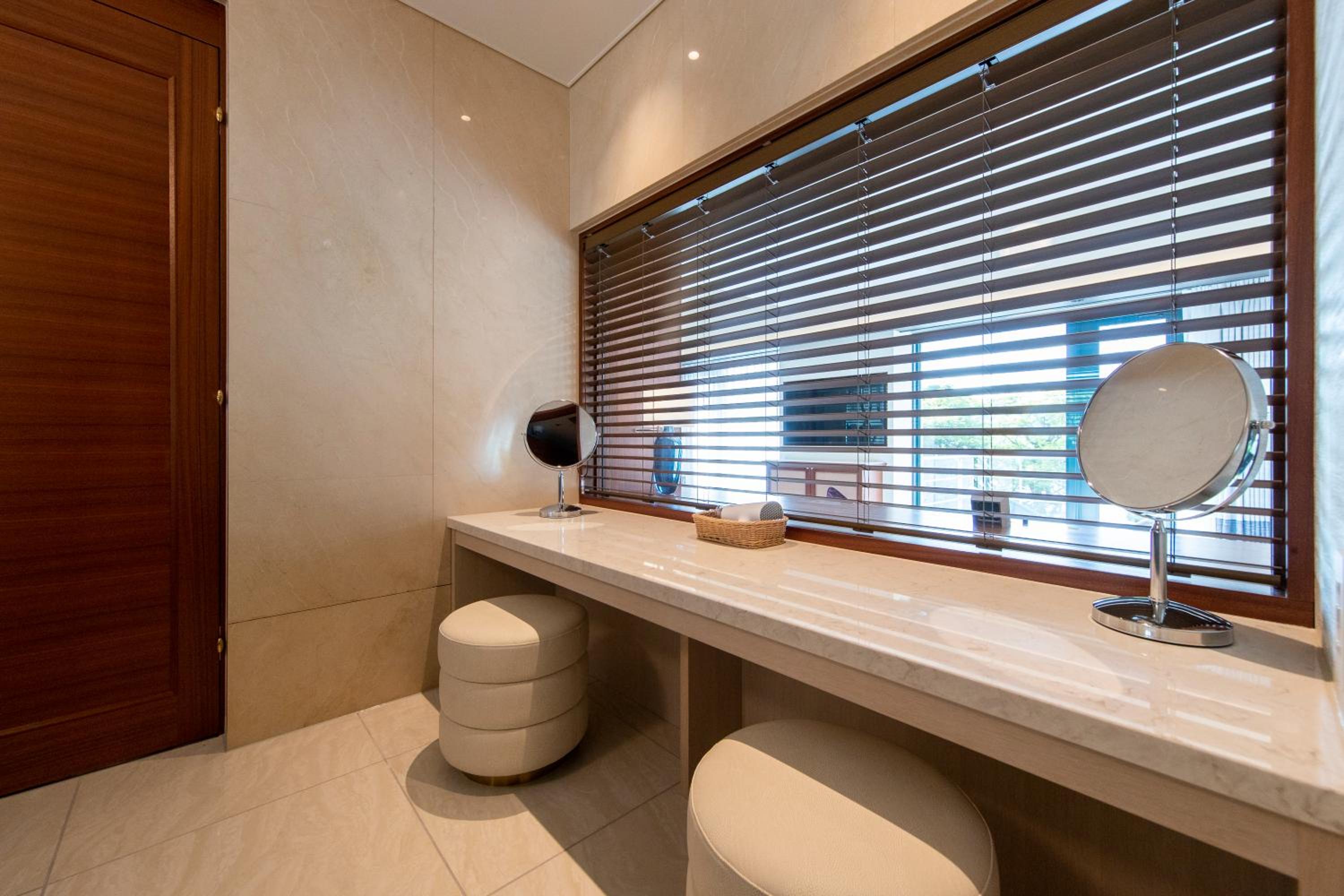 Premium Fourth Room with Lake View - Photo 10