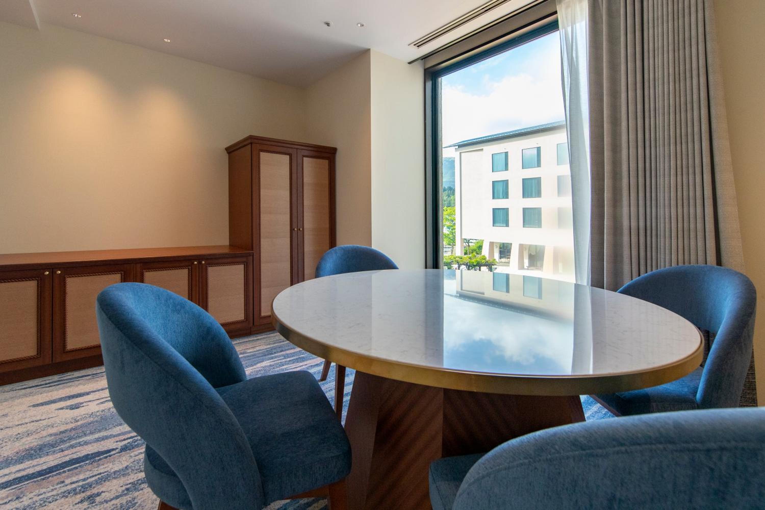 Premium Fourth Room with Lake View - Photo 8