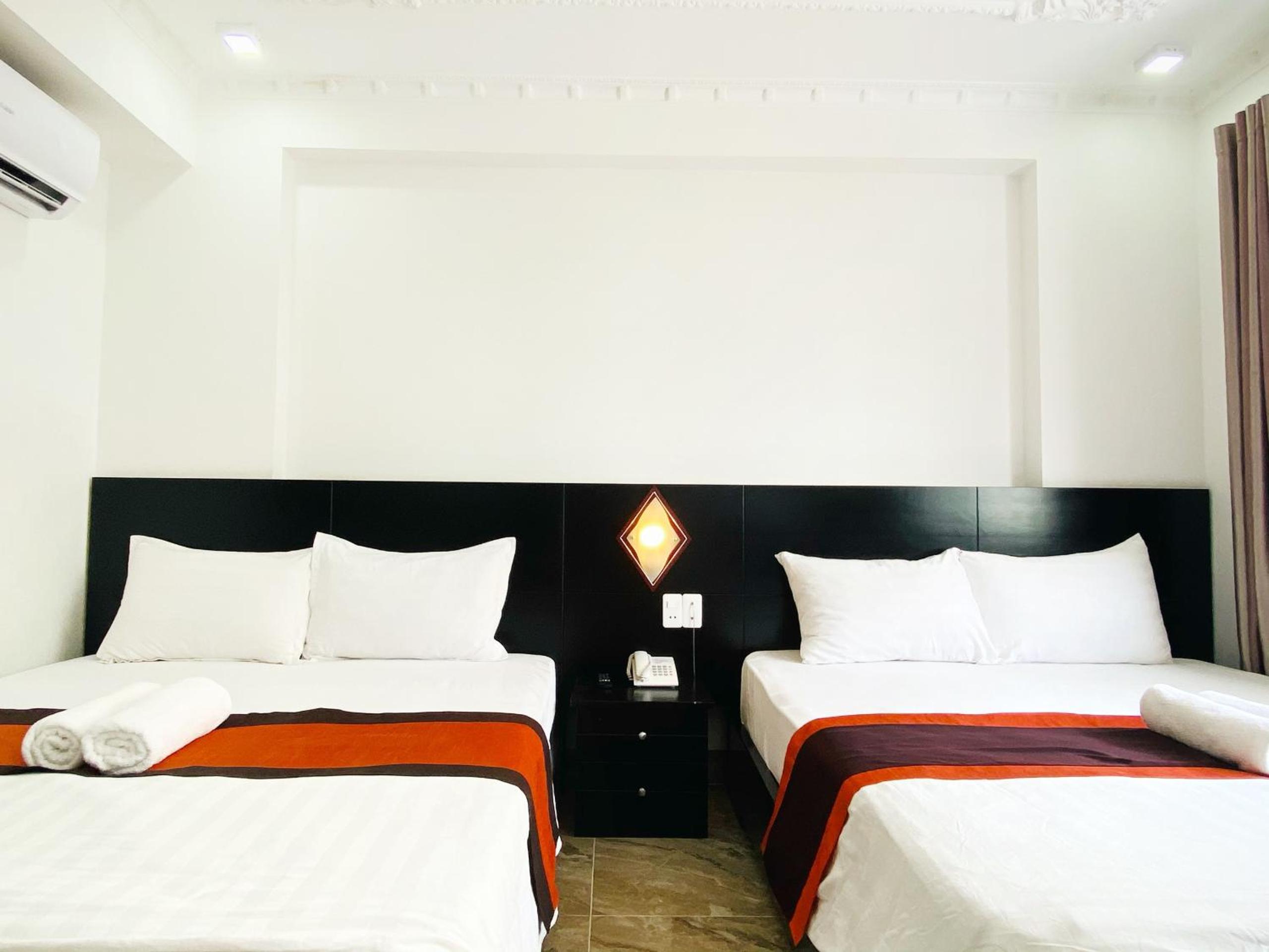 Queen Room with Two Queen Beds photo 2