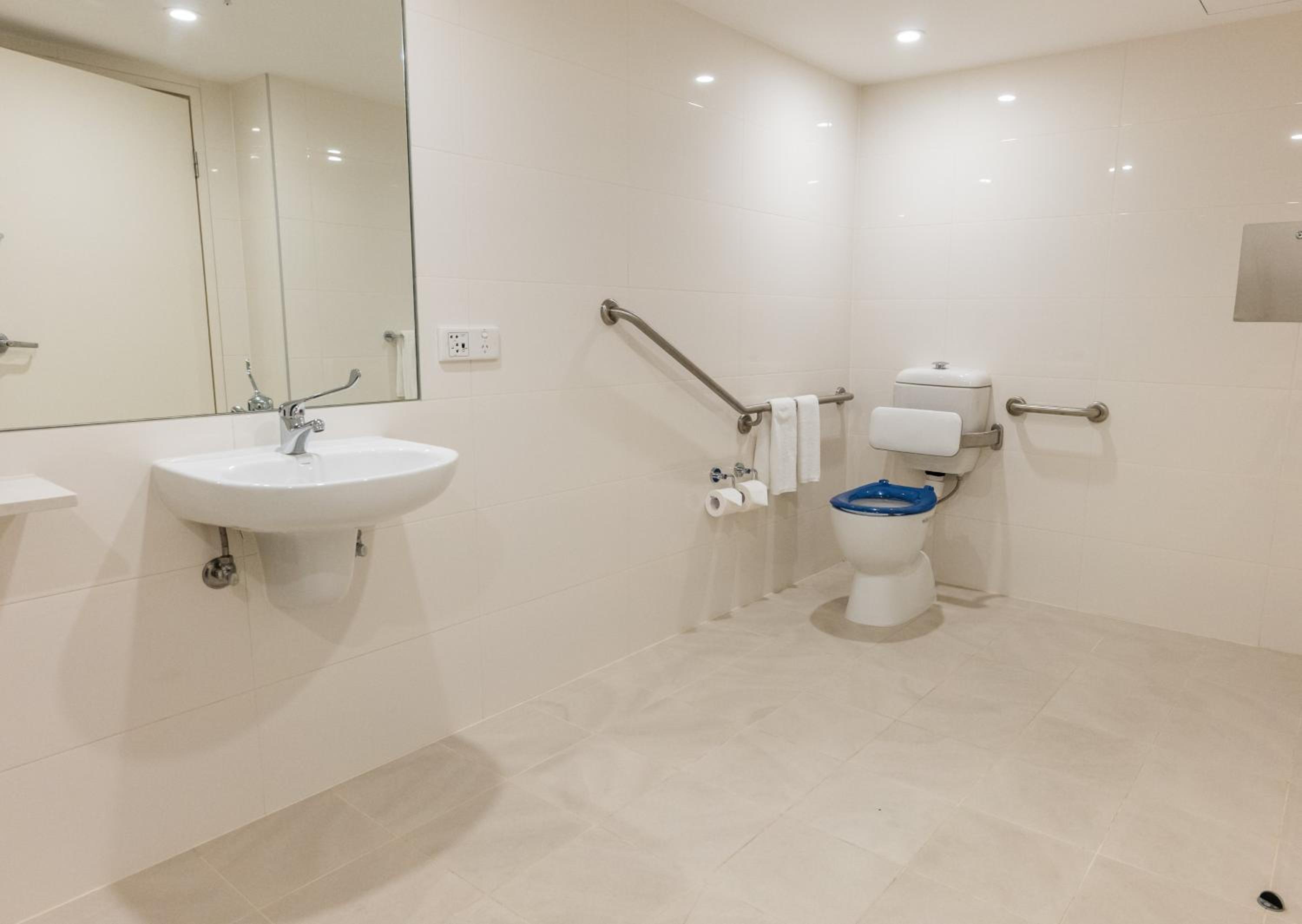 Deluxe Accessible Queen - Photo 3