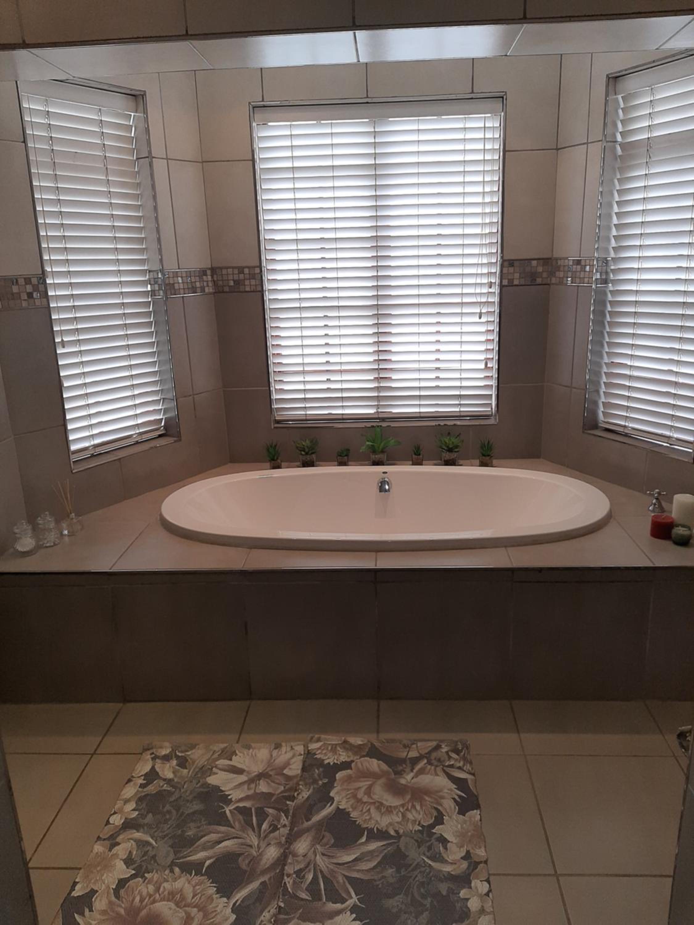 Queen Suite - Photo 9