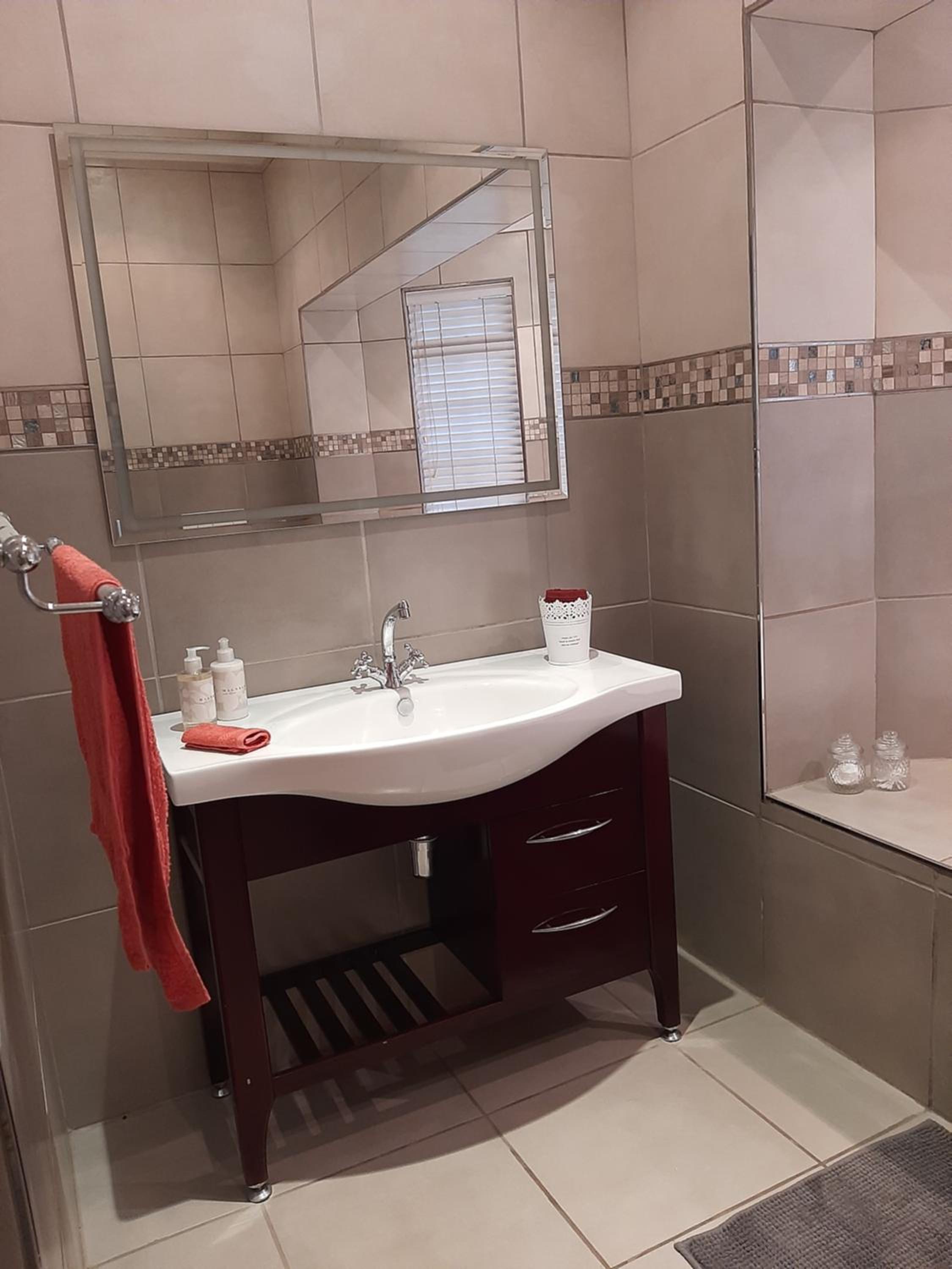 Queen Suite - Photo 8