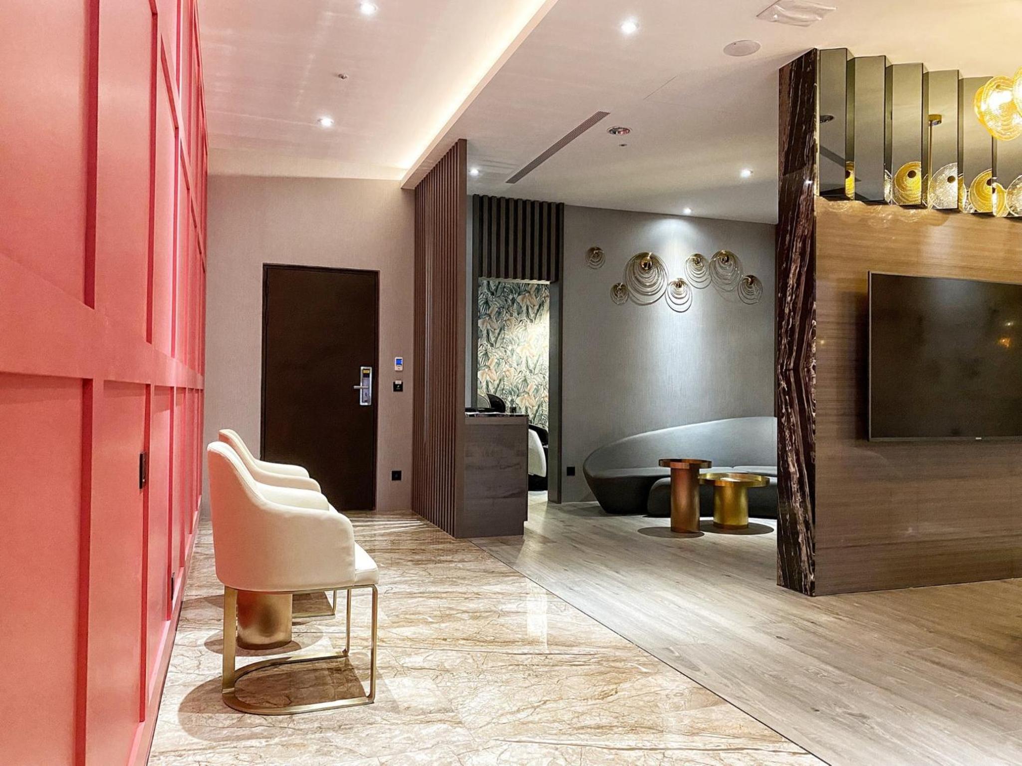 Deluxe King Room - Photo 1