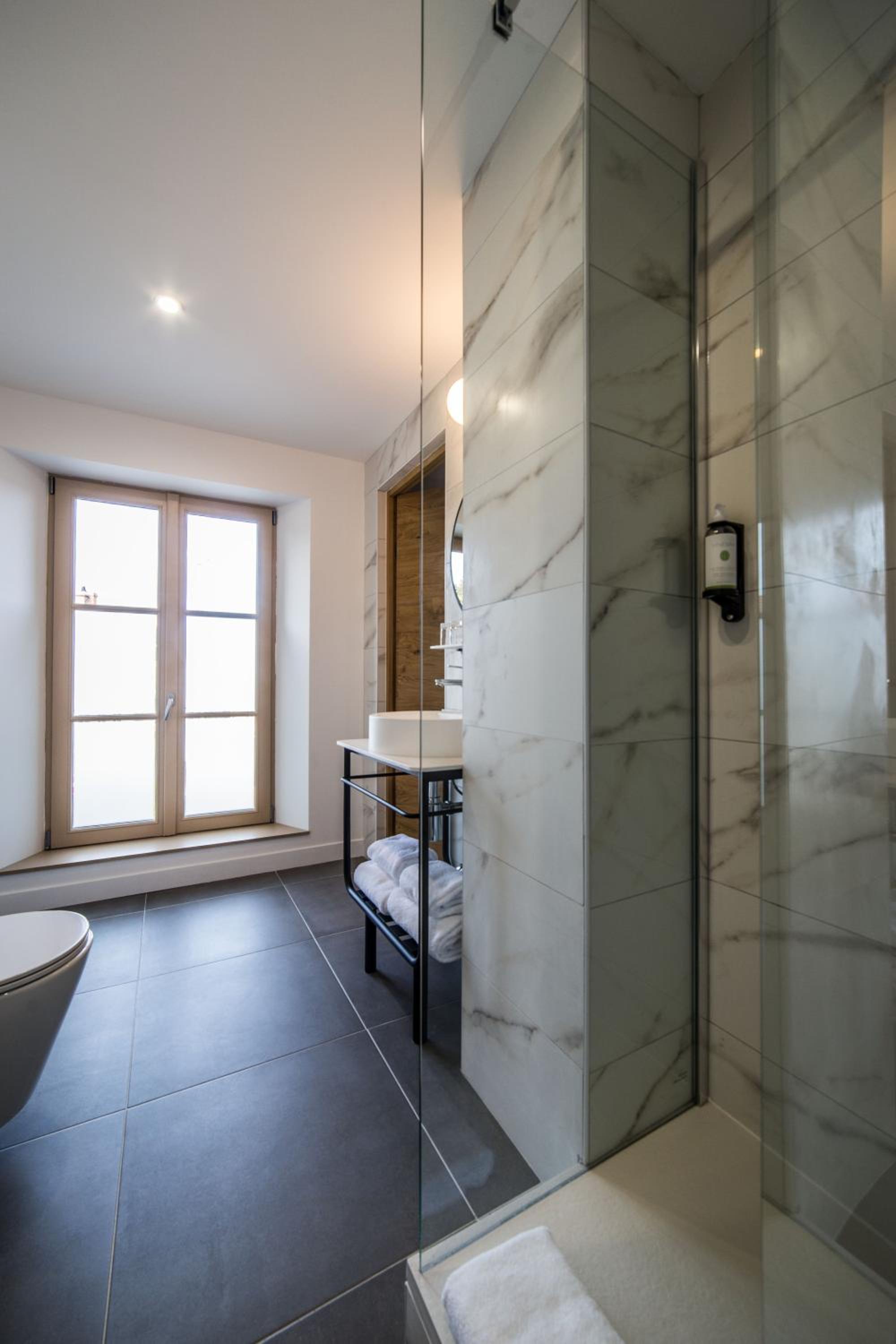 Junior Queen Suite - Photo 14