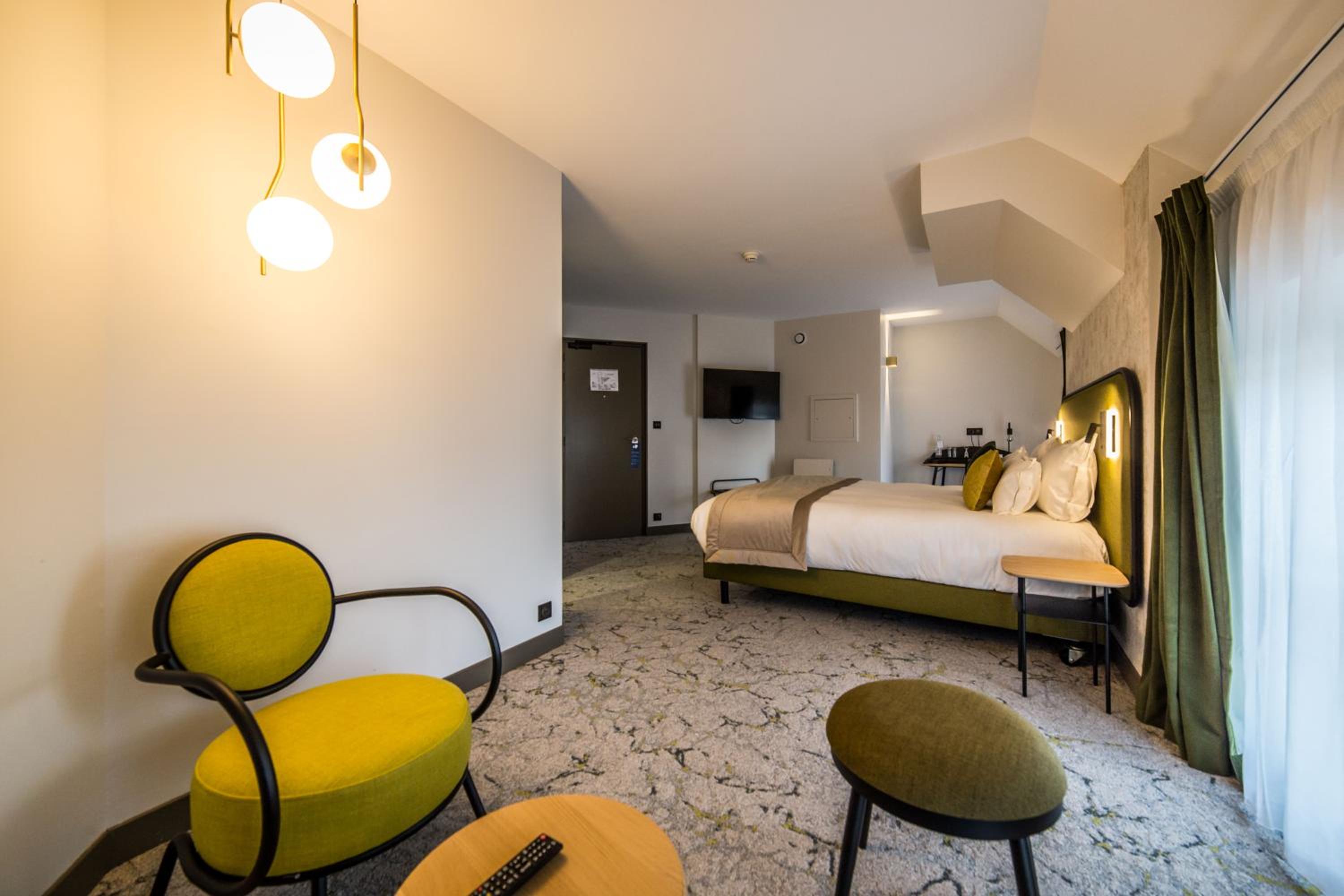 Junior Queen Suite - Photo 13