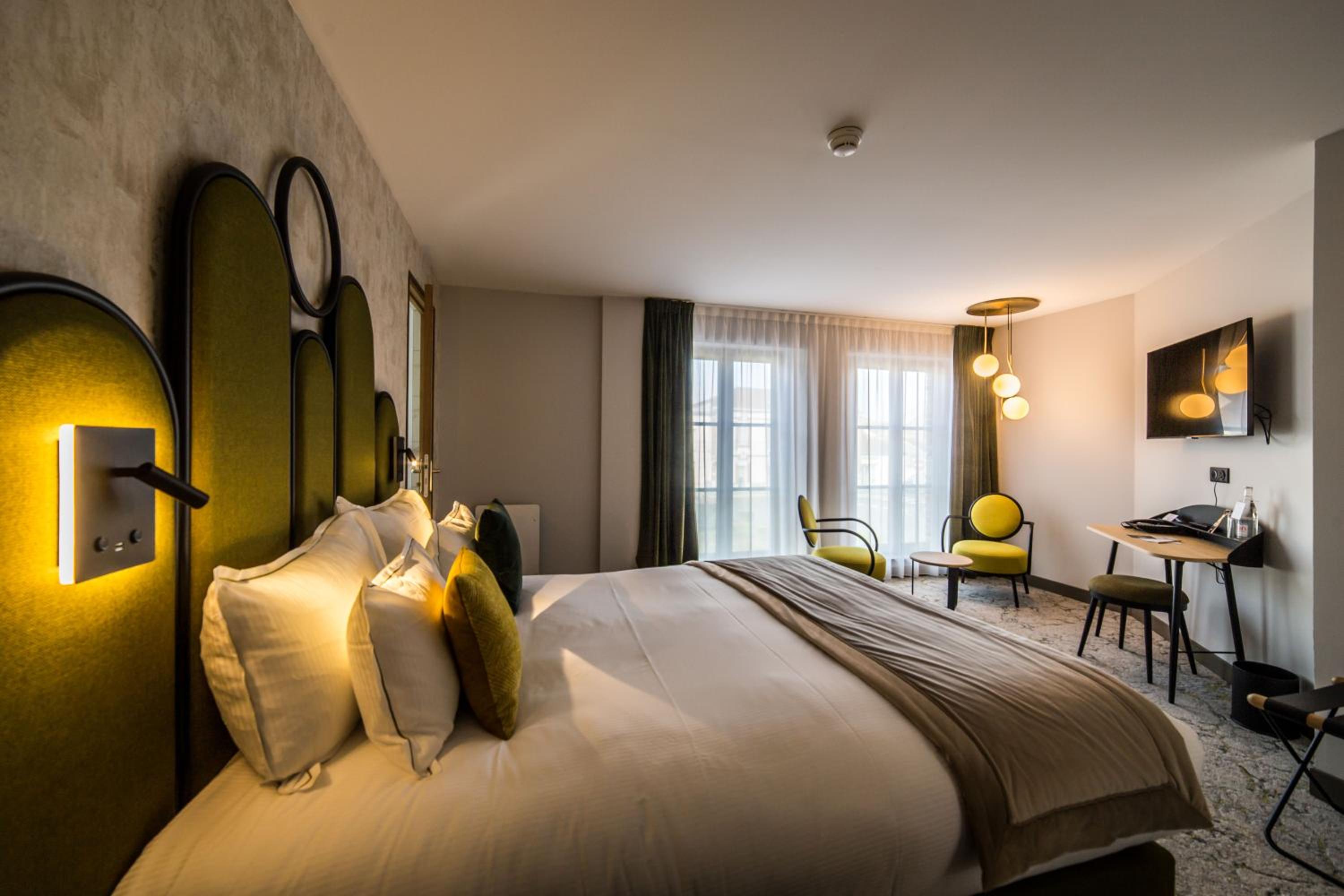 Junior Queen Suite - Photo 12