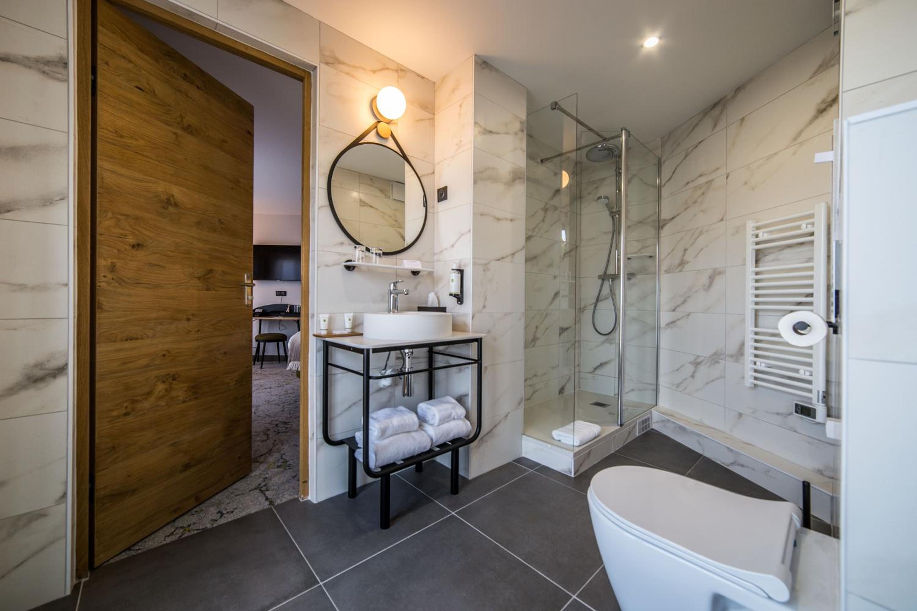 Junior Queen Suite - Photo 11