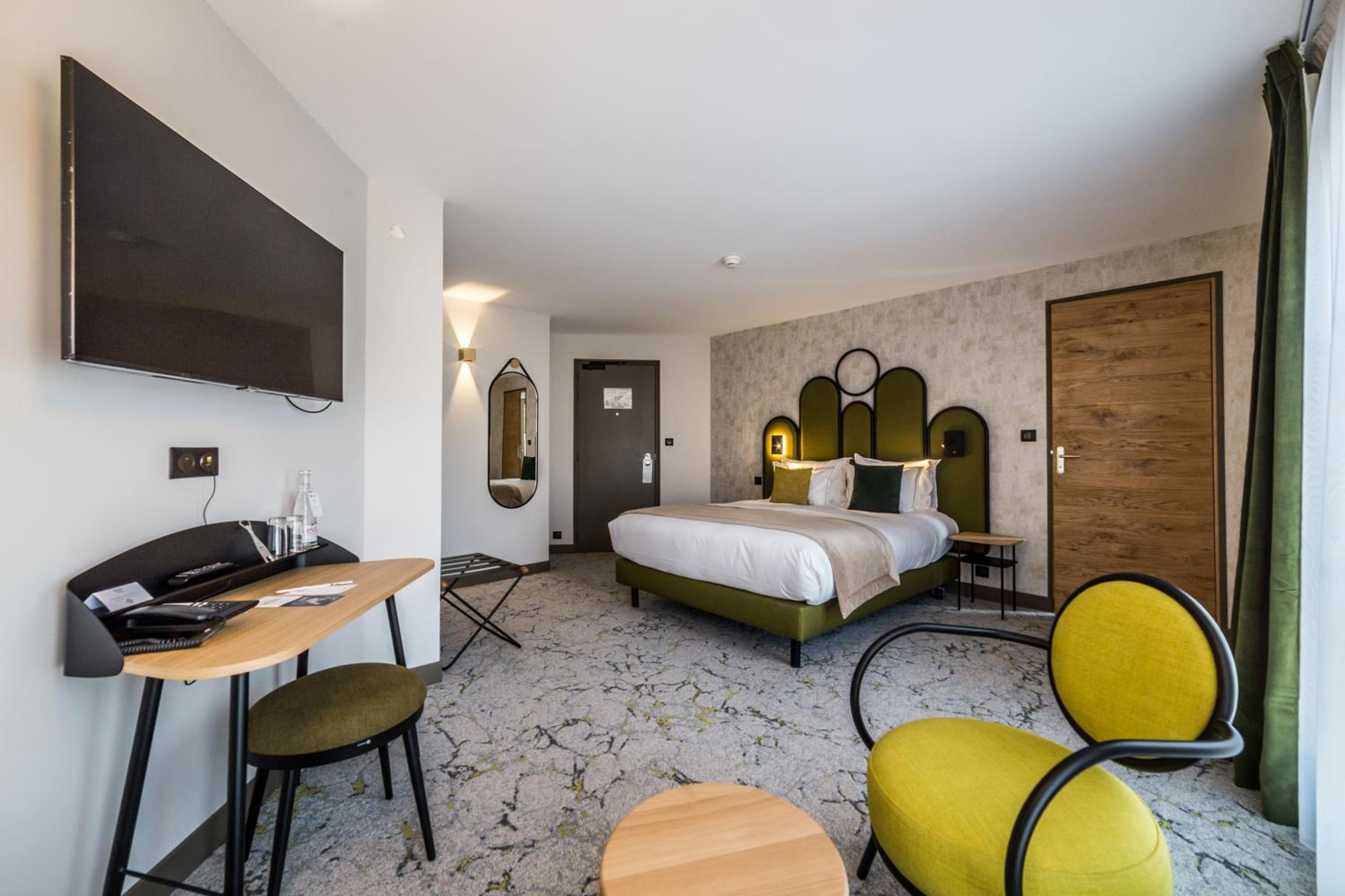 Junior Queen Suite - Photo 10