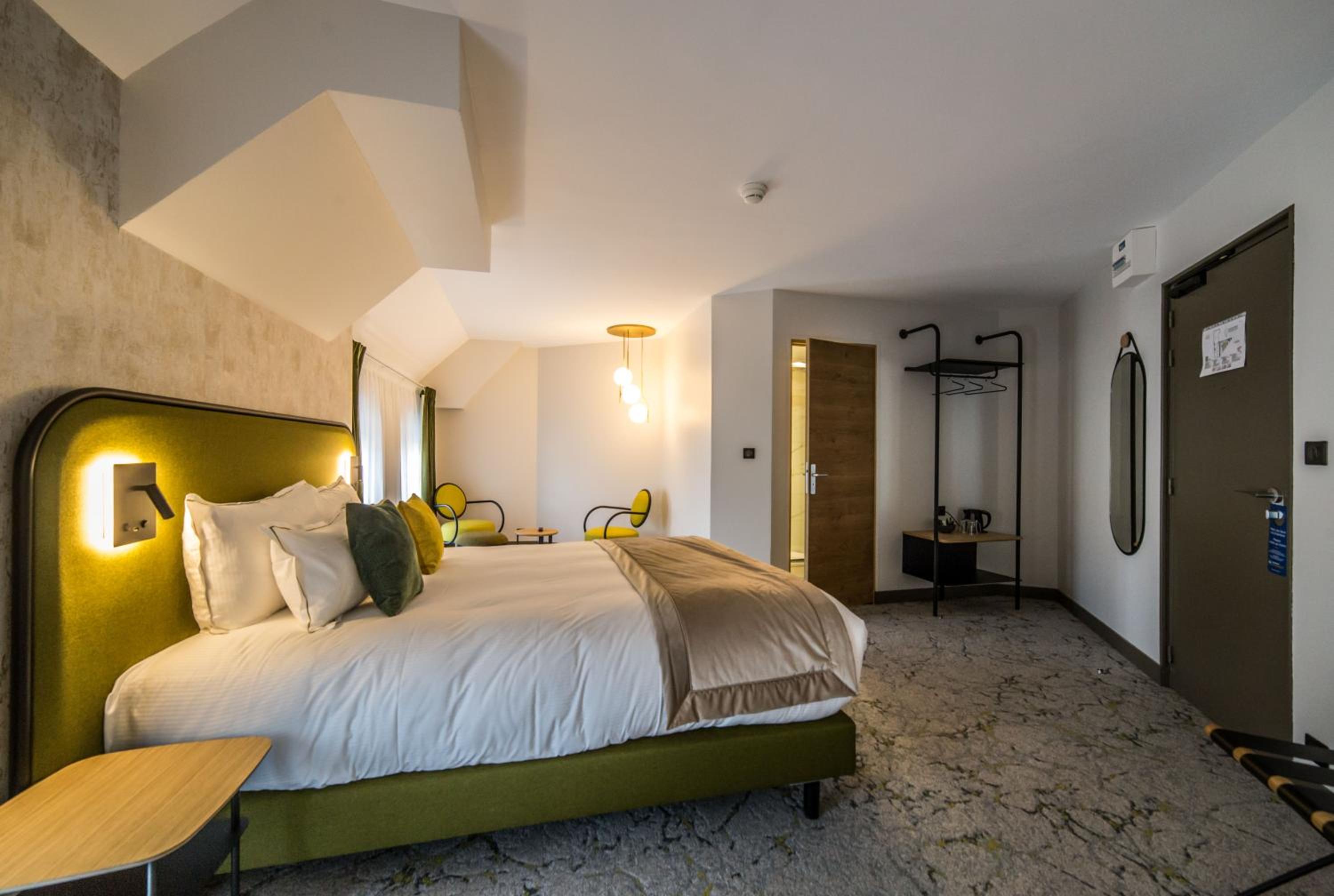 Junior Queen Suite - Photo 9