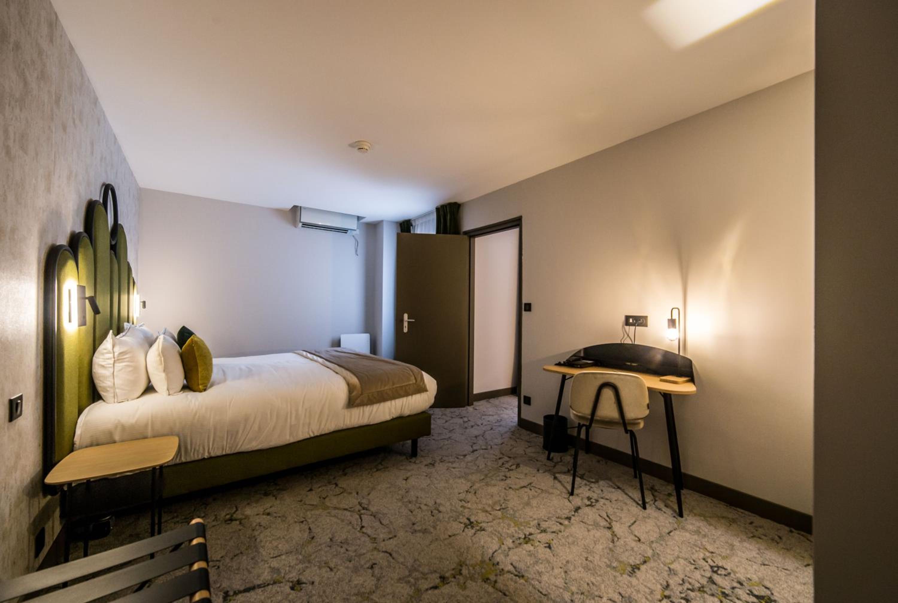 King Room with Sofa Bed - Photo 4