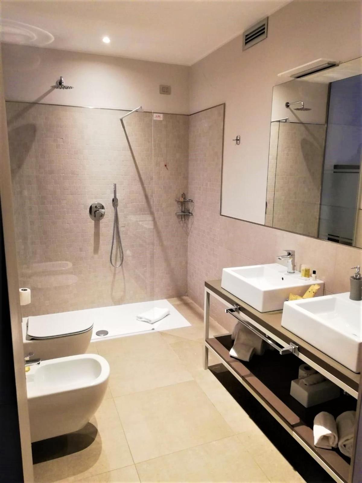 Junior Suite with Hot Tub - Photo 10