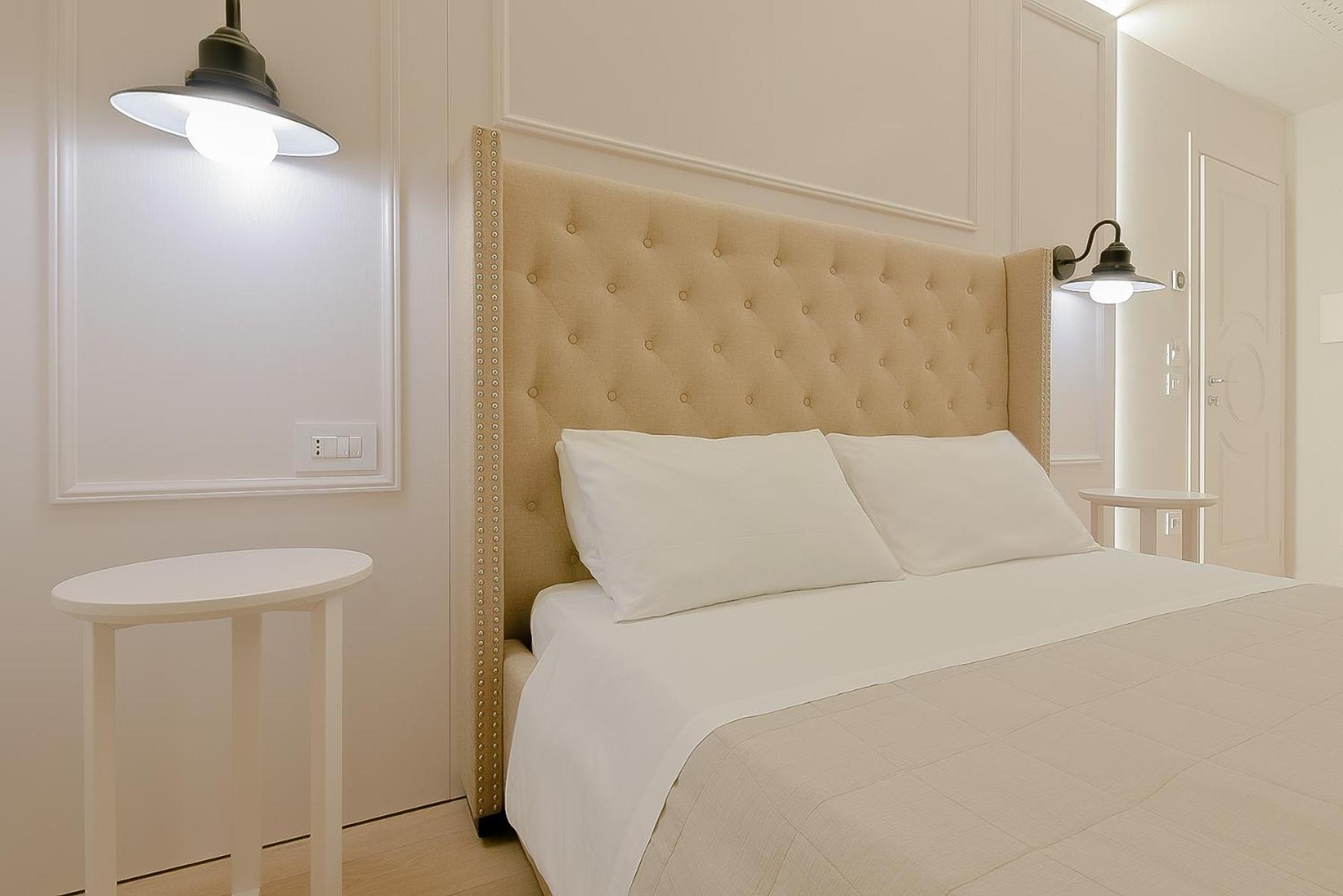 Deluxe Double Room - Photo 12