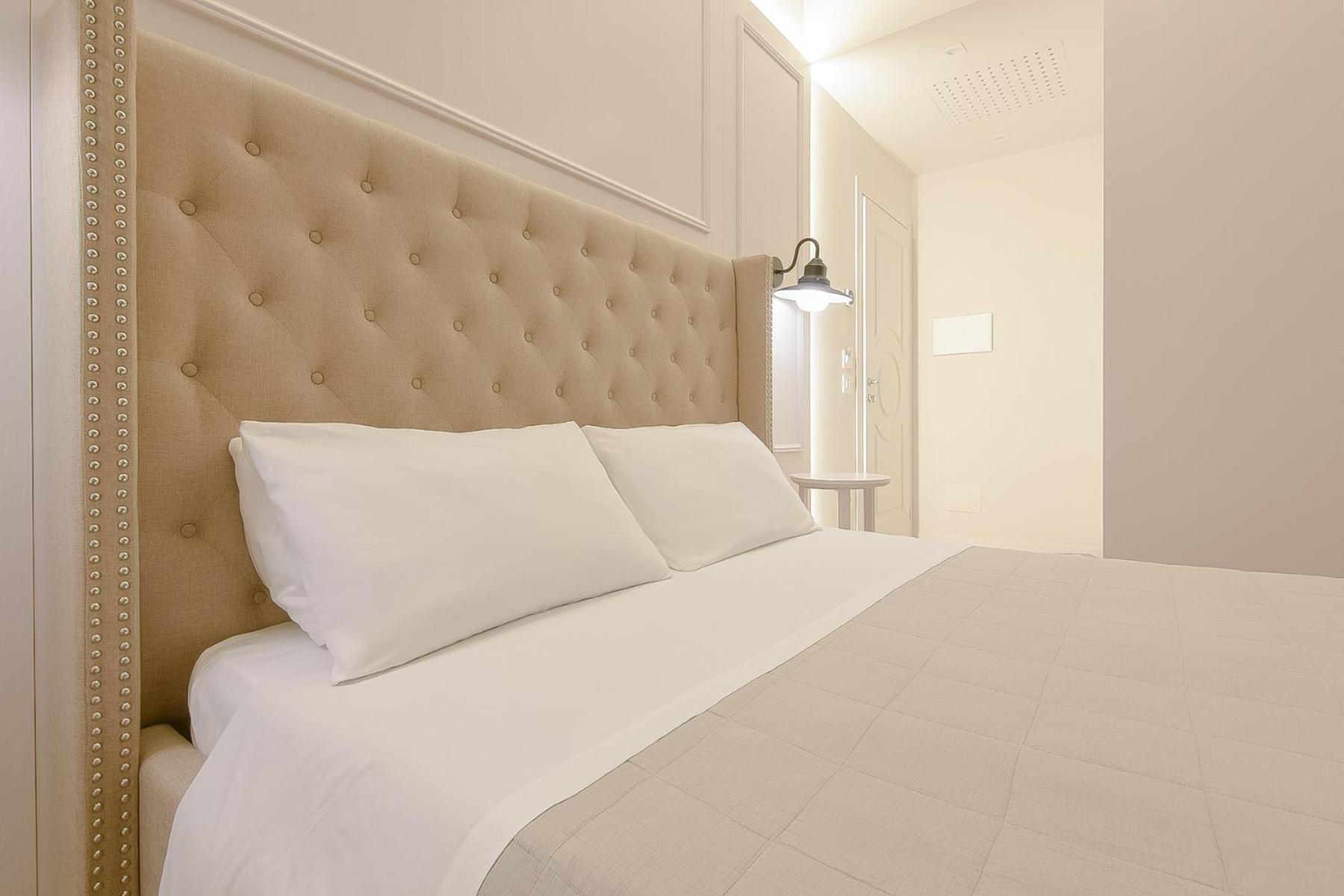 Deluxe Double Room - Photo 14