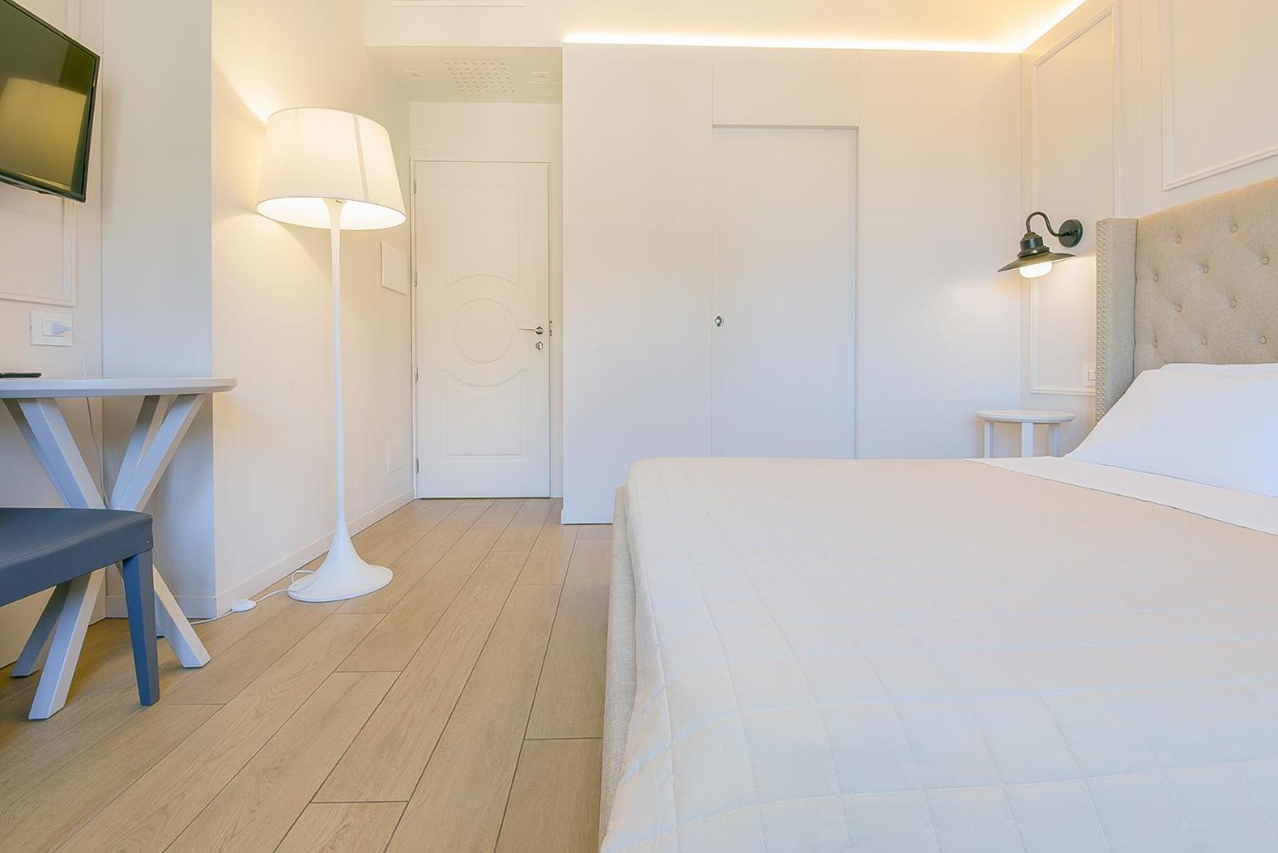 Deluxe Double Room - Photo 9
