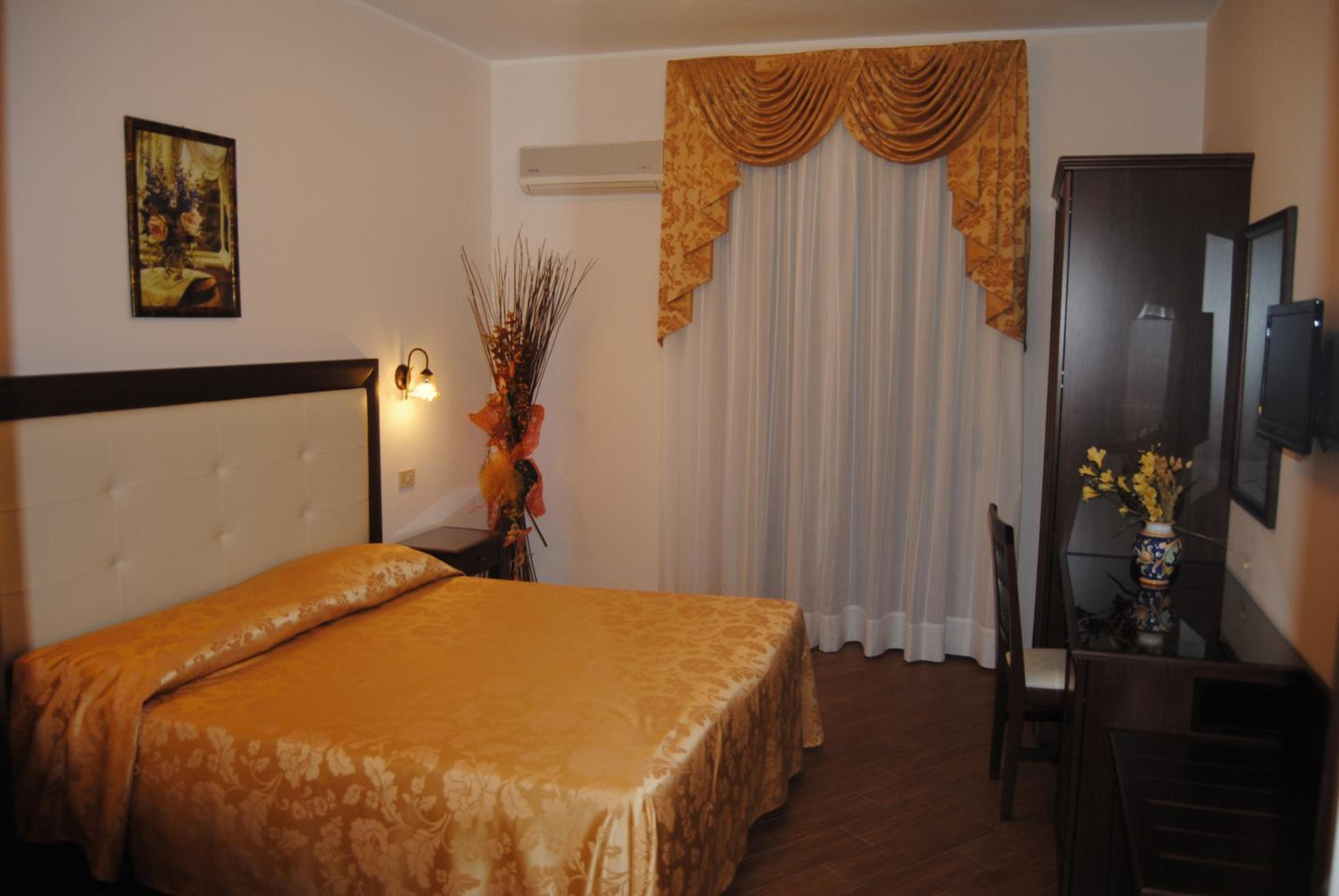 Superior Double or Twin Room with Lateral Sea View photo 3