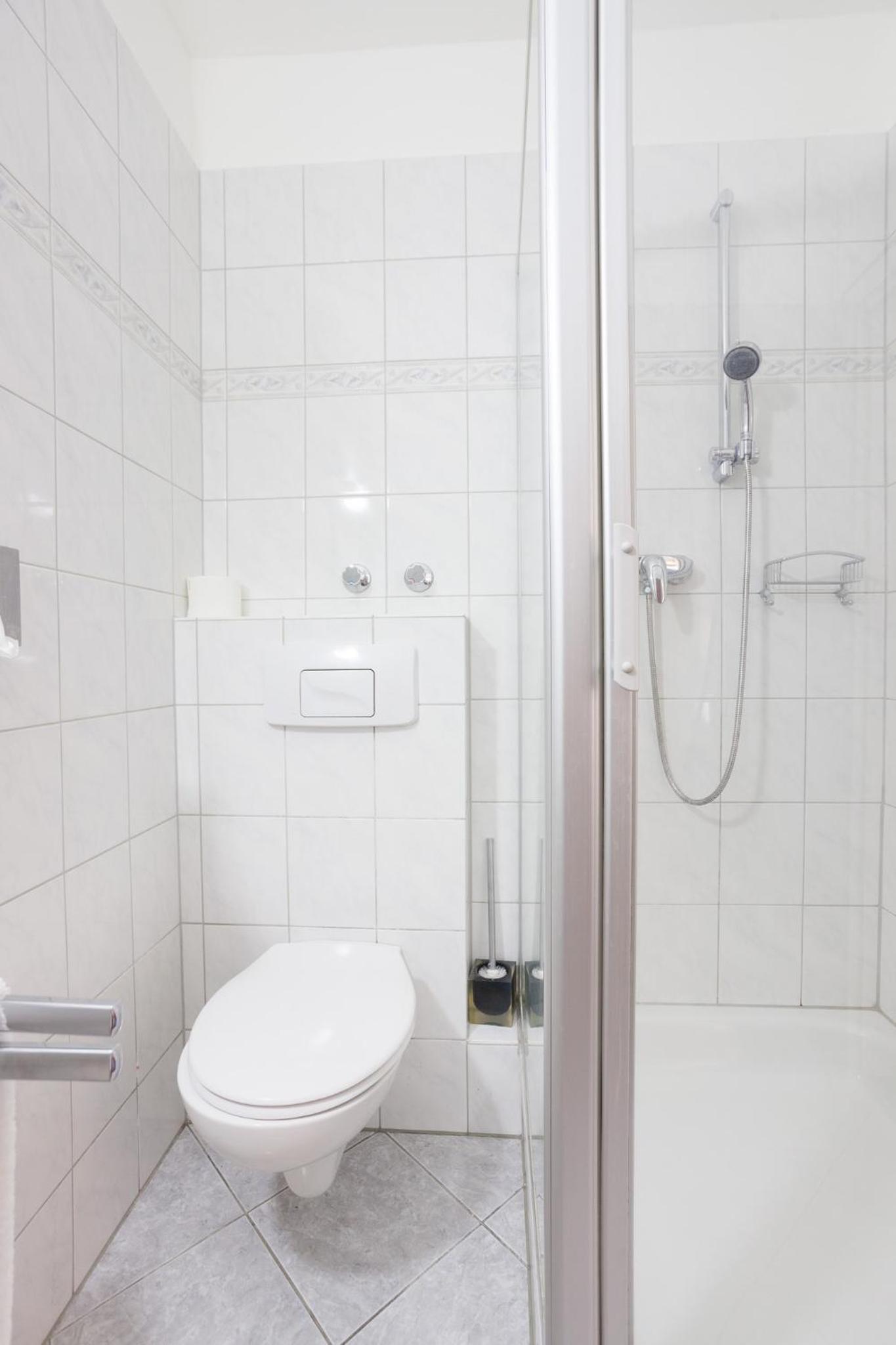 Standard Double Room - Photo 9