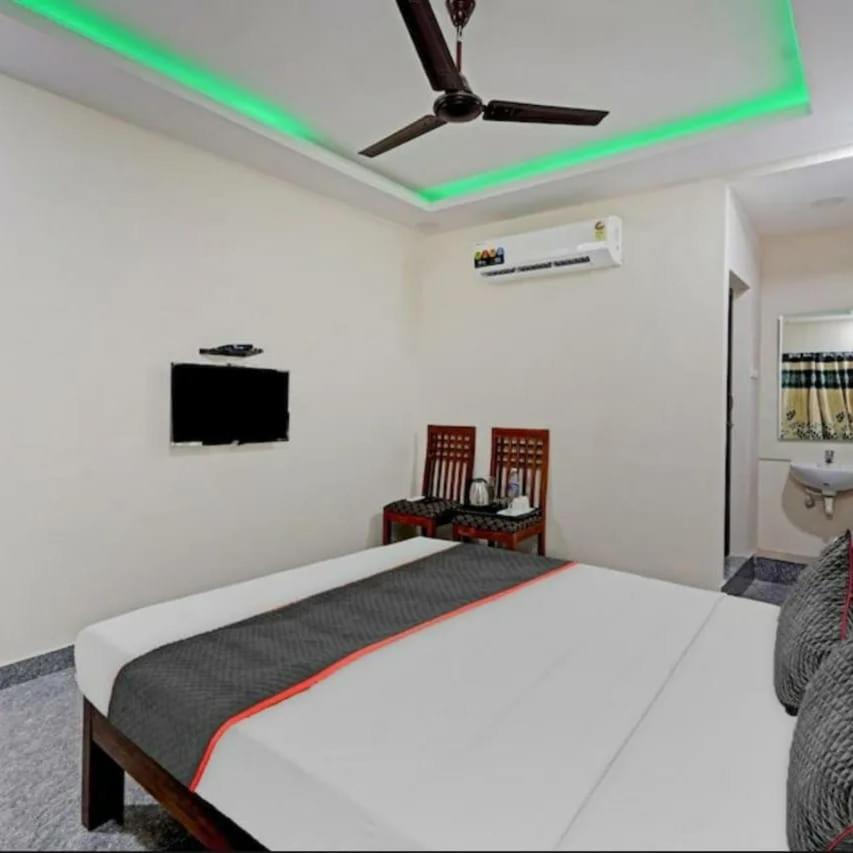 Deluxe Room (2 Adults + 1 Child)