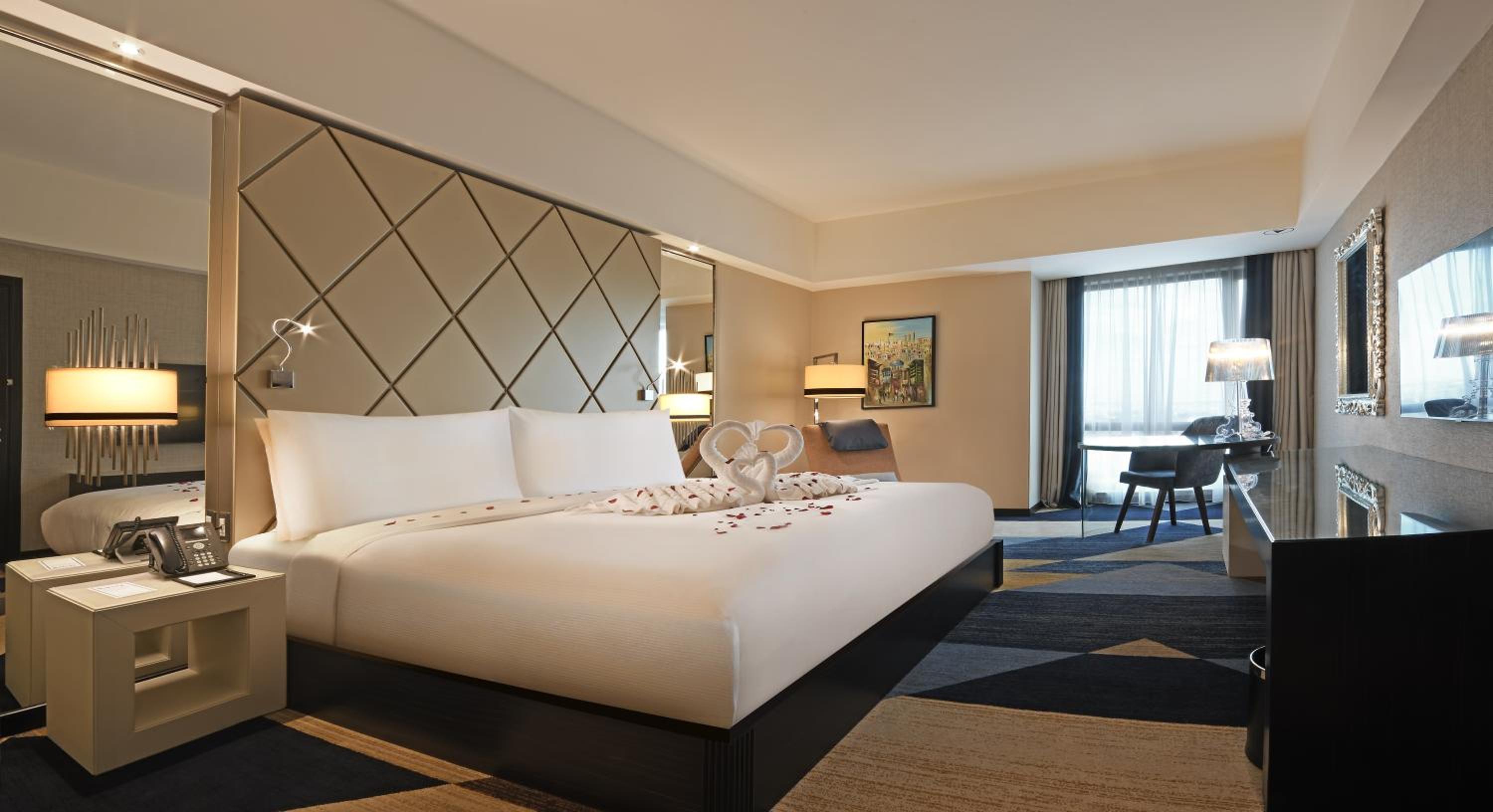 Deluxe King Room - Photo 10