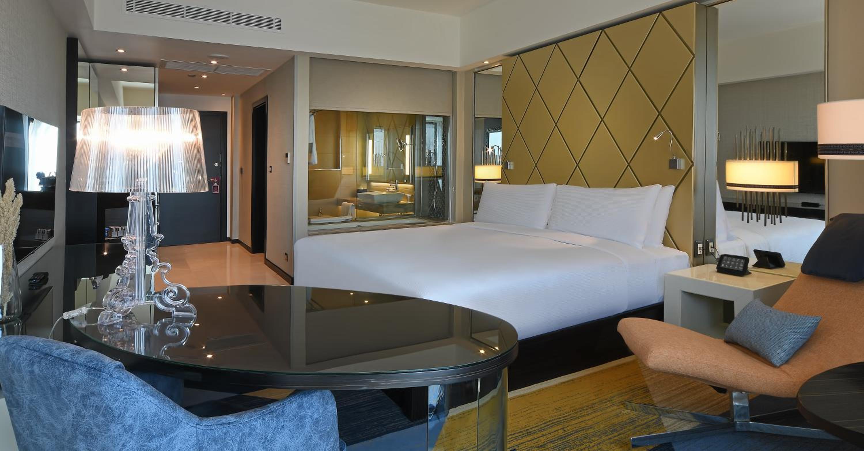 Deluxe King Room - Photo 13