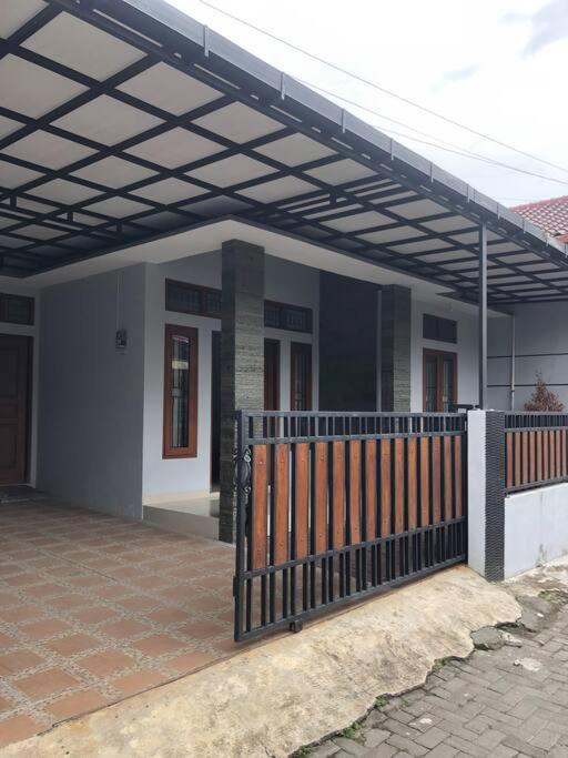 Three-Bedroom House photo 3