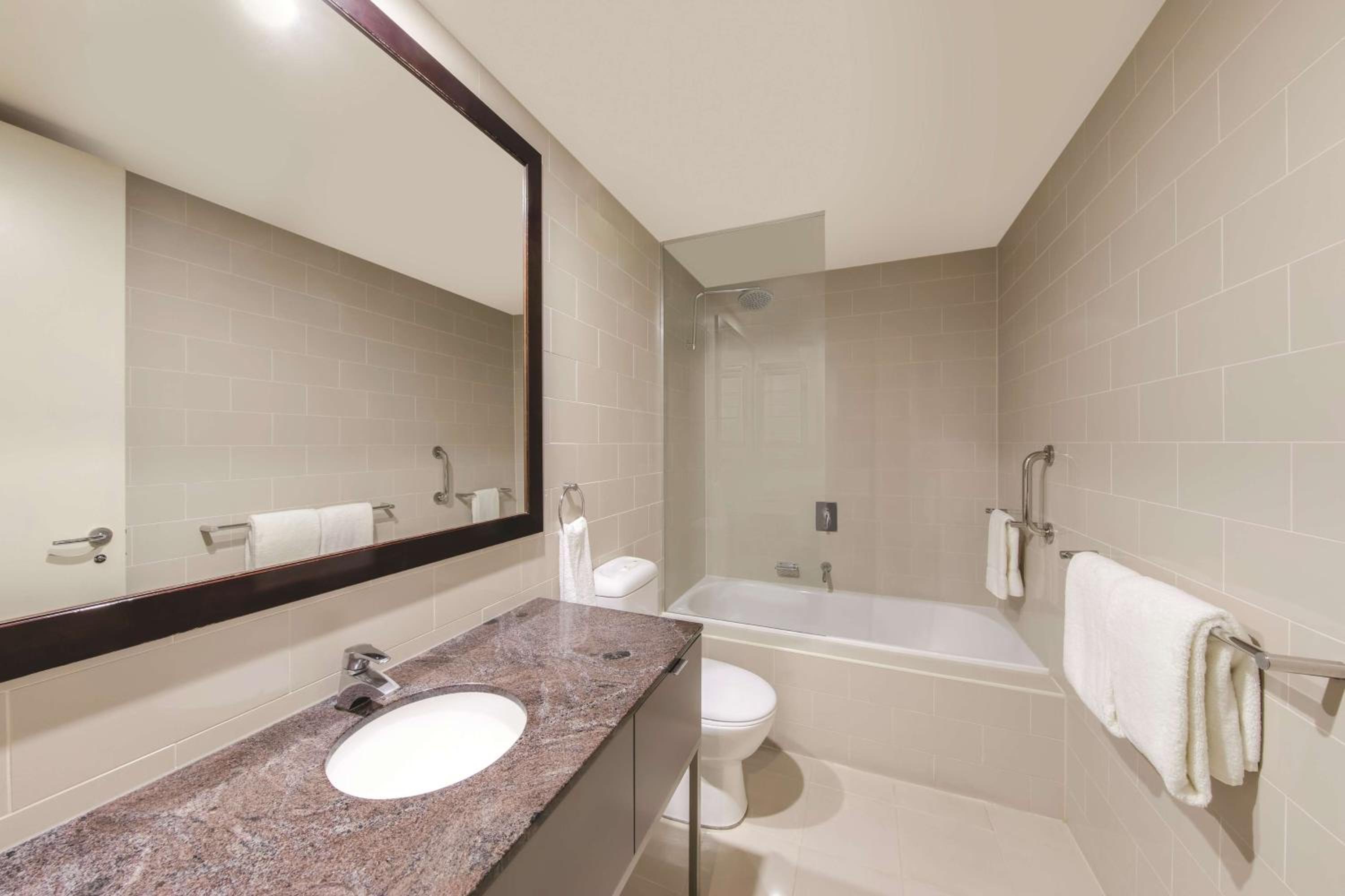 Premier Grand One-Bedroom Apartment - Photo 2