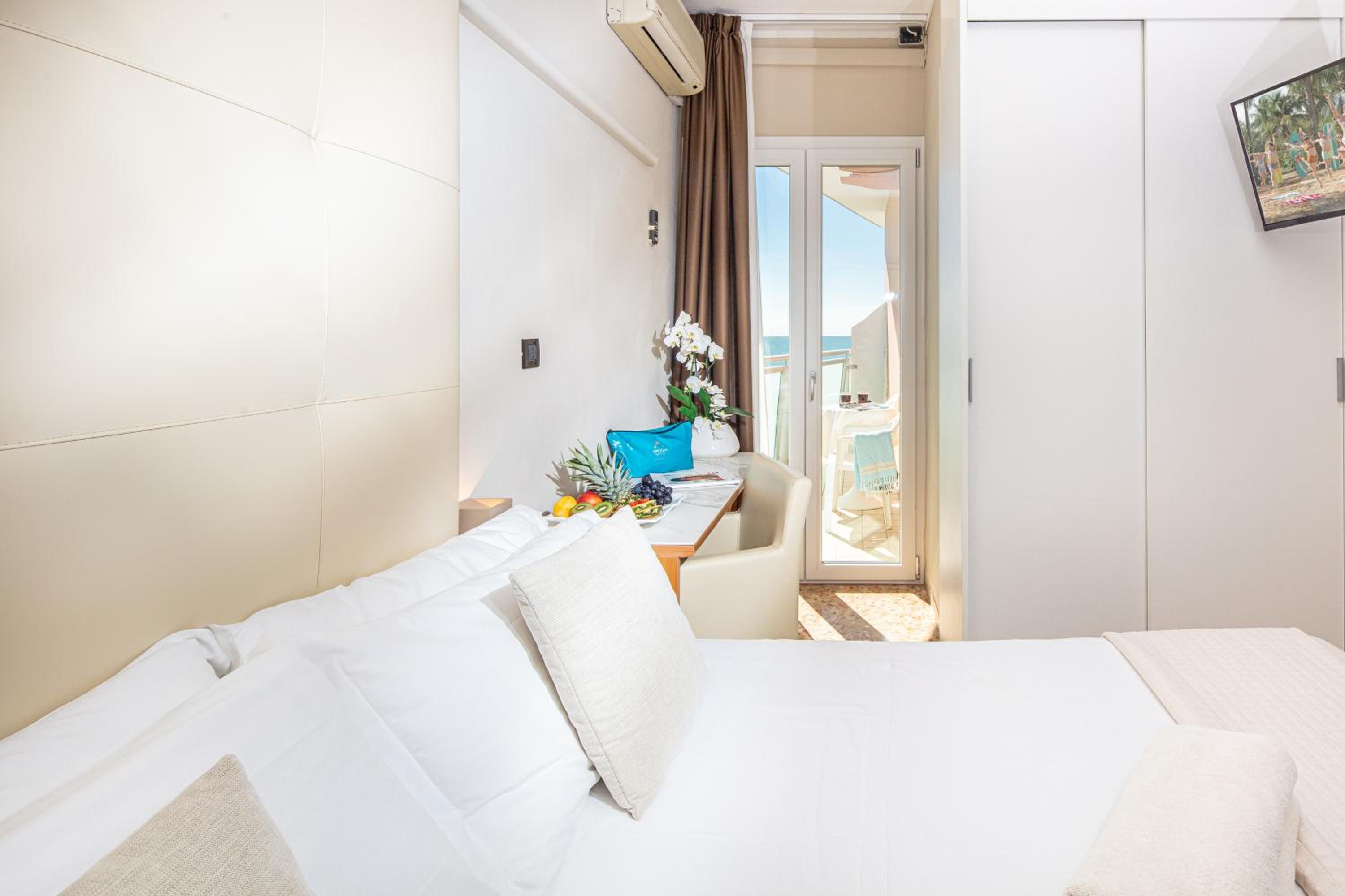 Basic Double Room with Partial Sea View - Photo 1