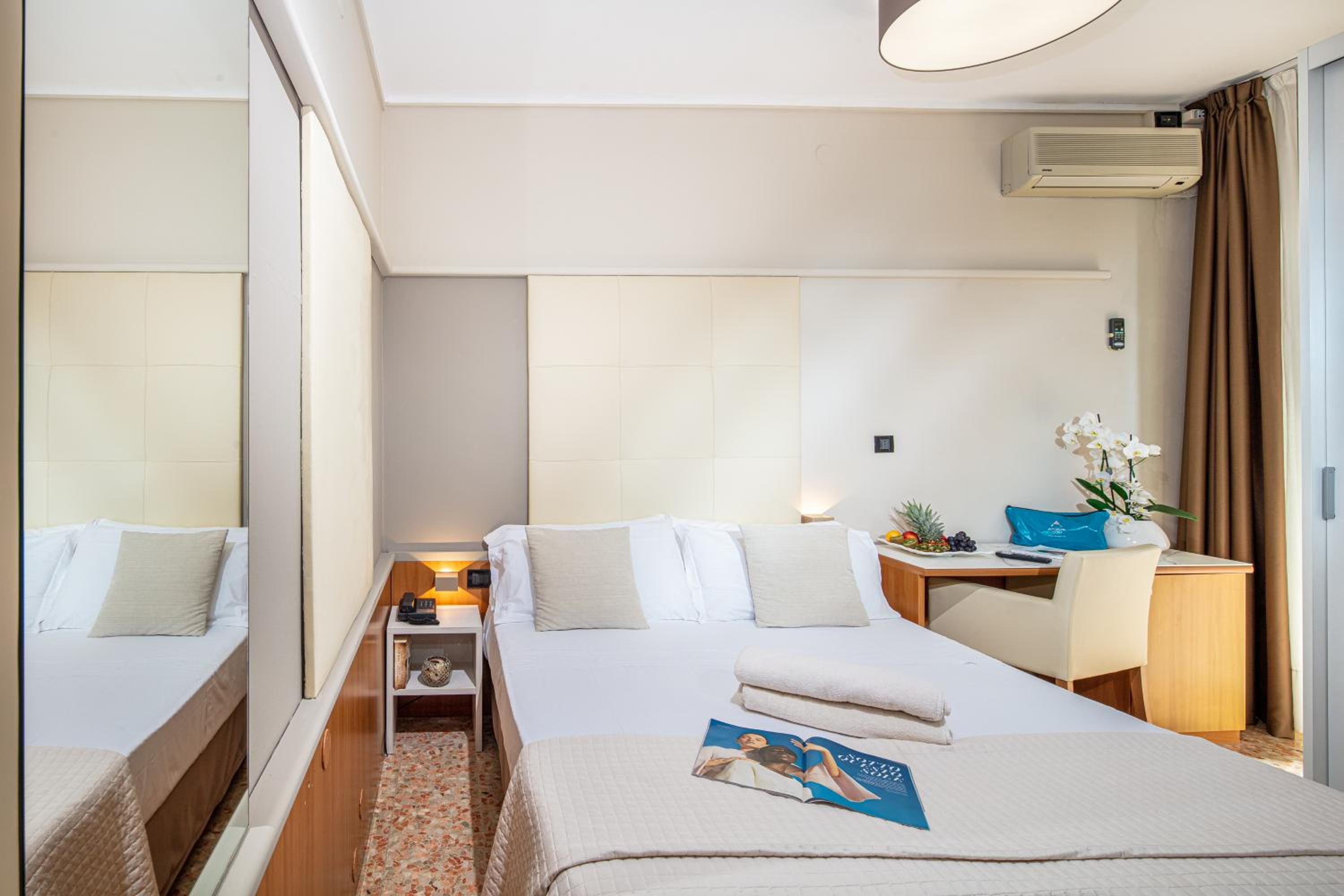 Basic Double Room with Partial Sea View - Photo 3