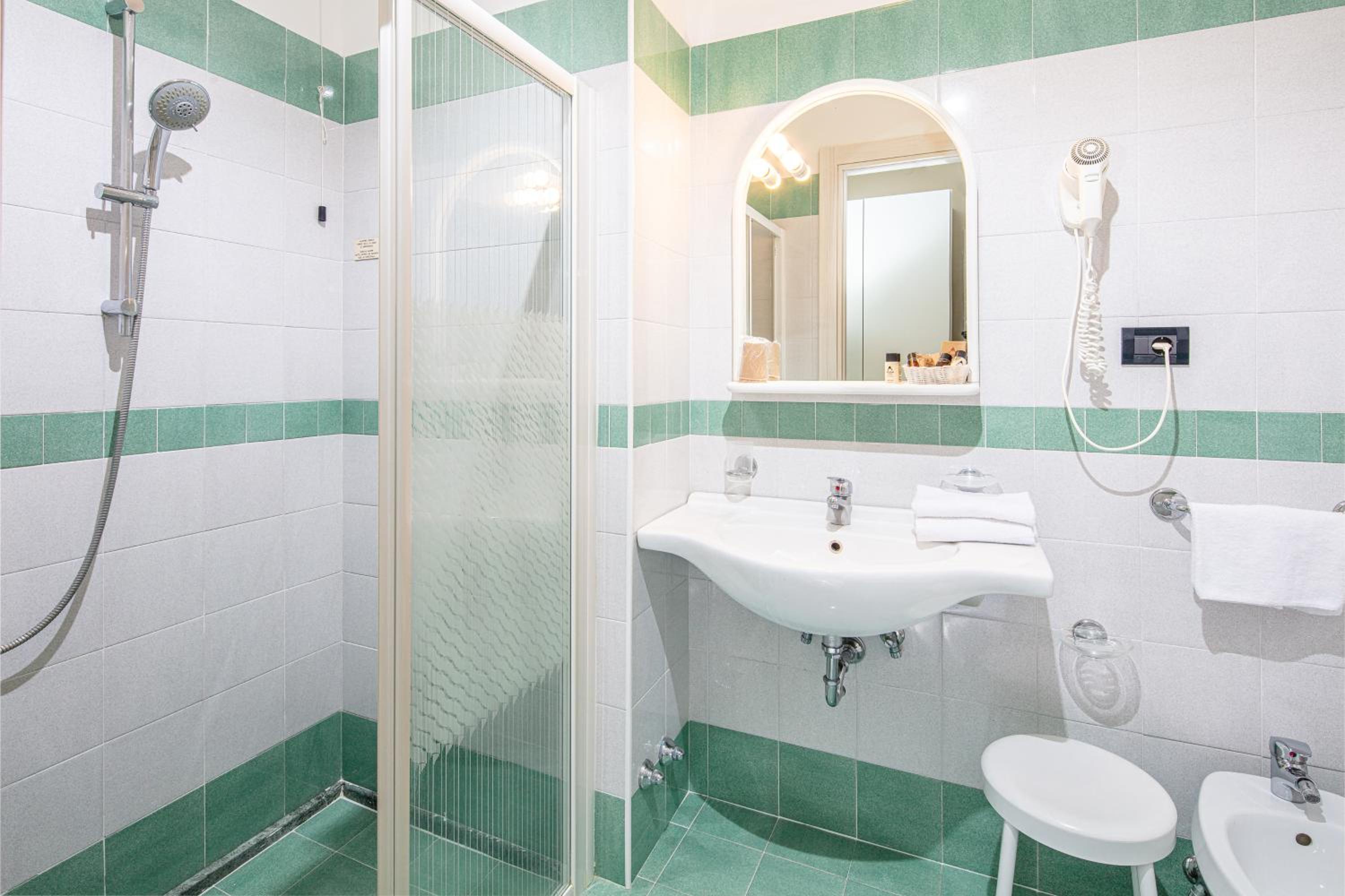Double or Twin Room with Partial Sea View - Photo 6