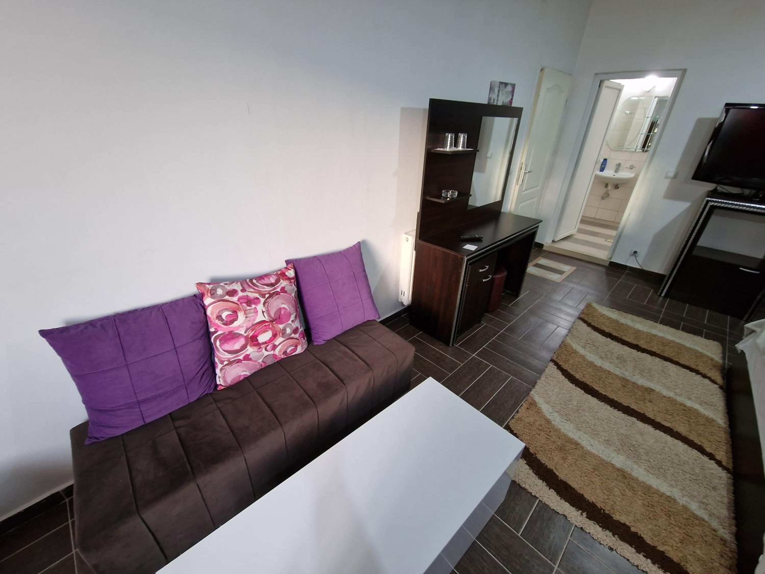 Family Room with Private Bathroom photo 3