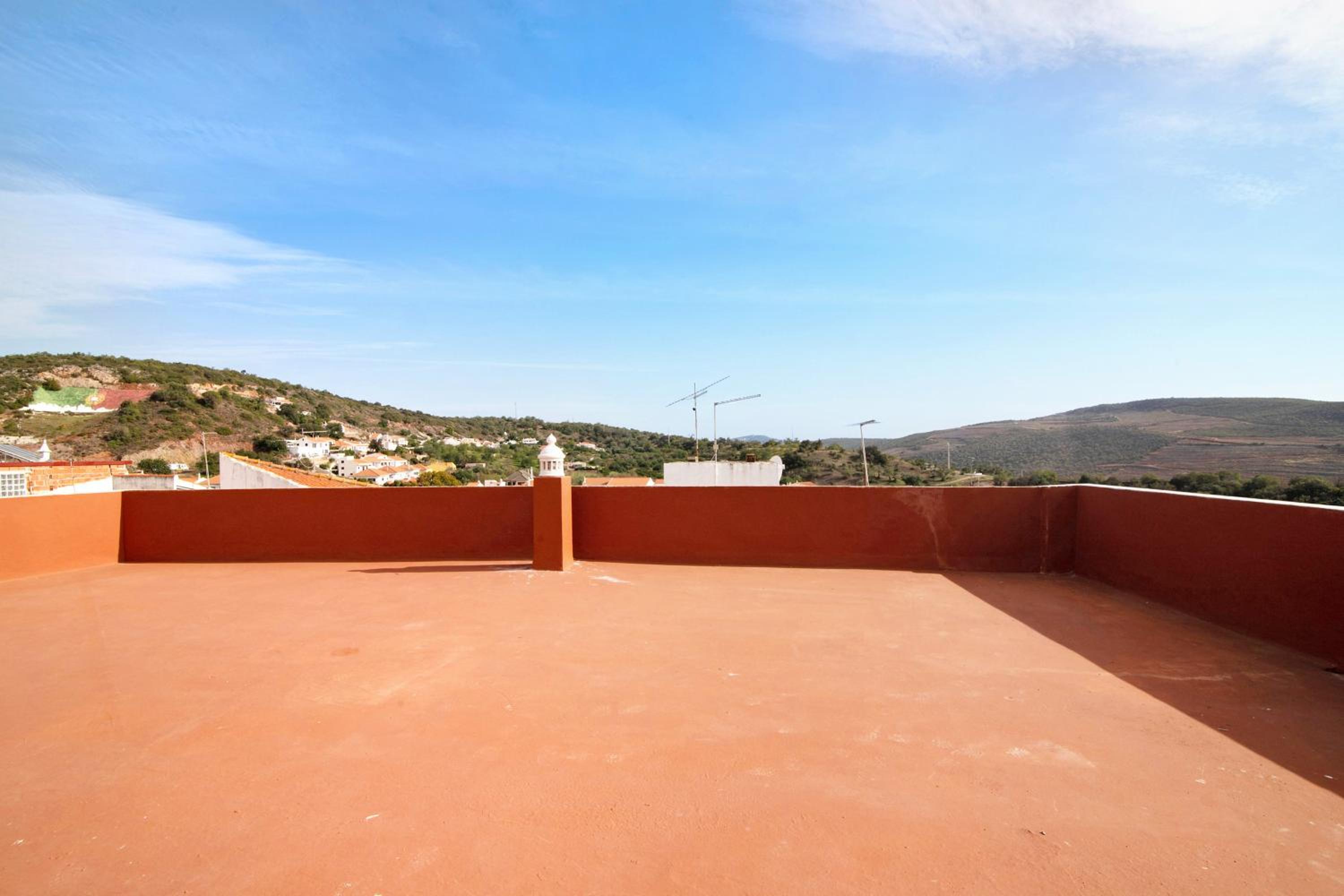 Three-Bedroom Premium Apartment with Balcony photo 3